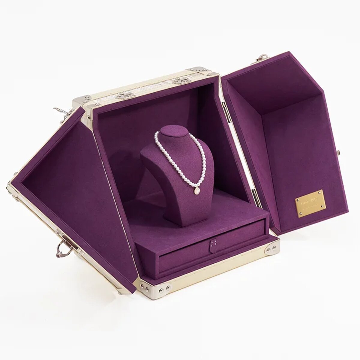 Gold jewellery gift for a UAE wedding presented in a trunk