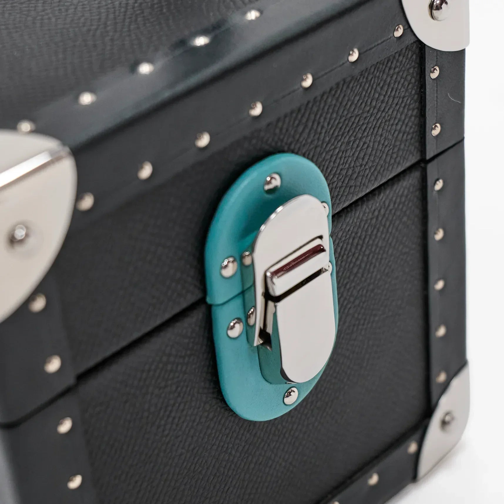 The Collector’s Guide to Acrylic Jewellery Displays in Qatar