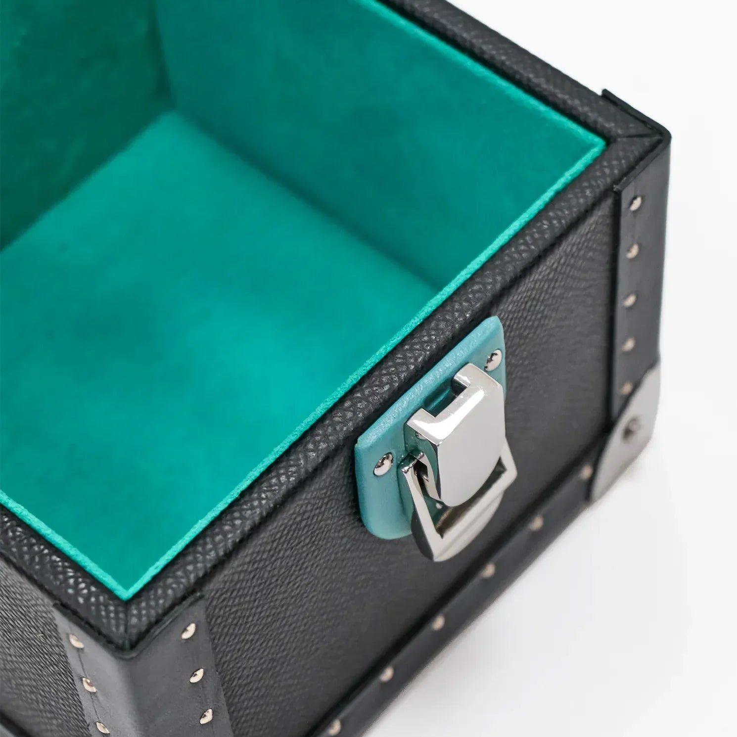 Commissioning a Jewellery Chest for Saudi Gold Sets: A Private Guide