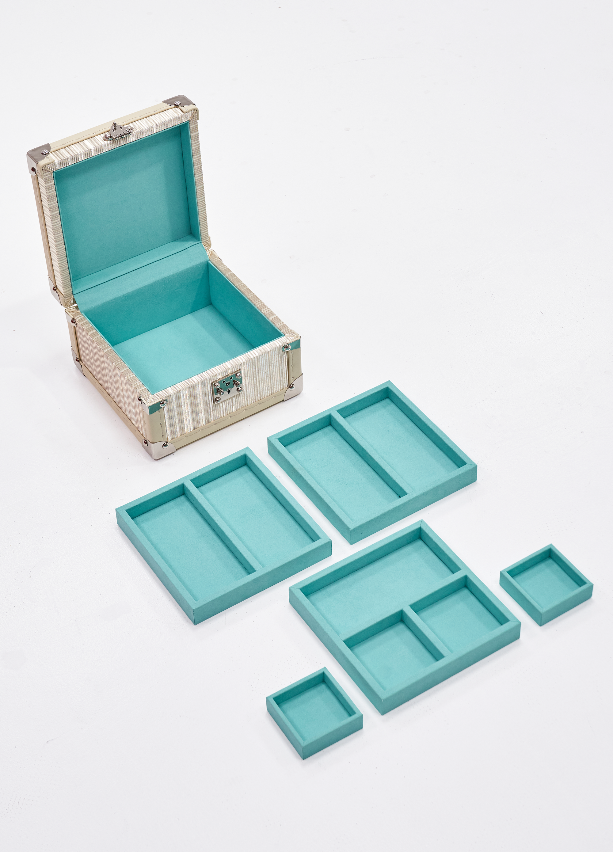 Aurum Loom Jewelry Case - Frosted Silver