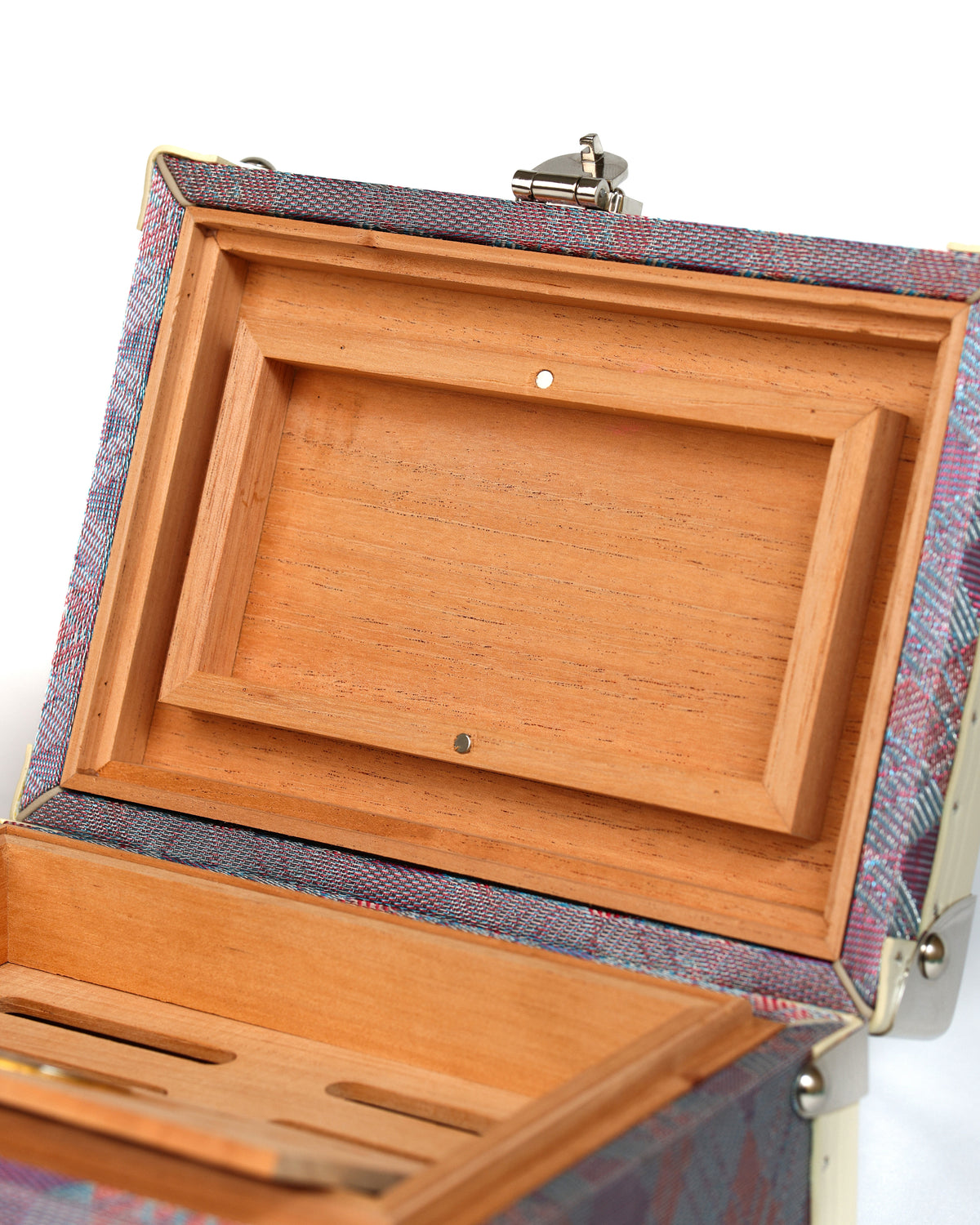 Integrated analog hygrometer inside the Reserve humidor