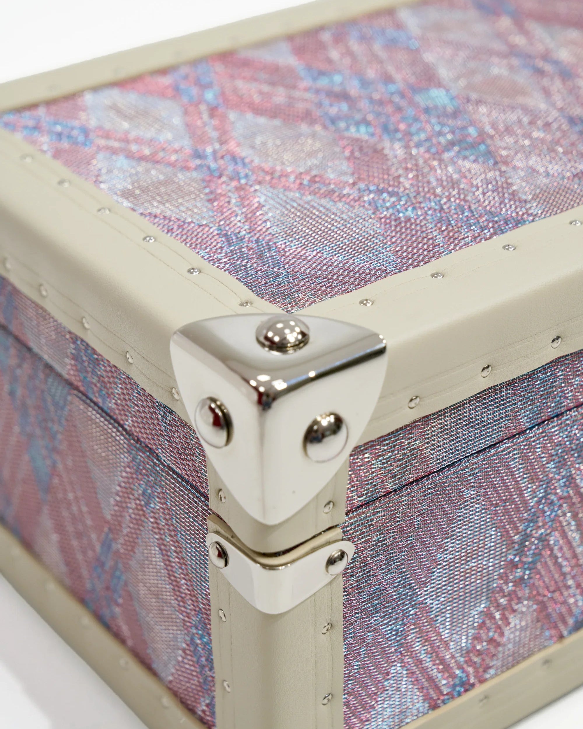 Copper wire texture detail on the SIRAE anemone purple jewelry box
