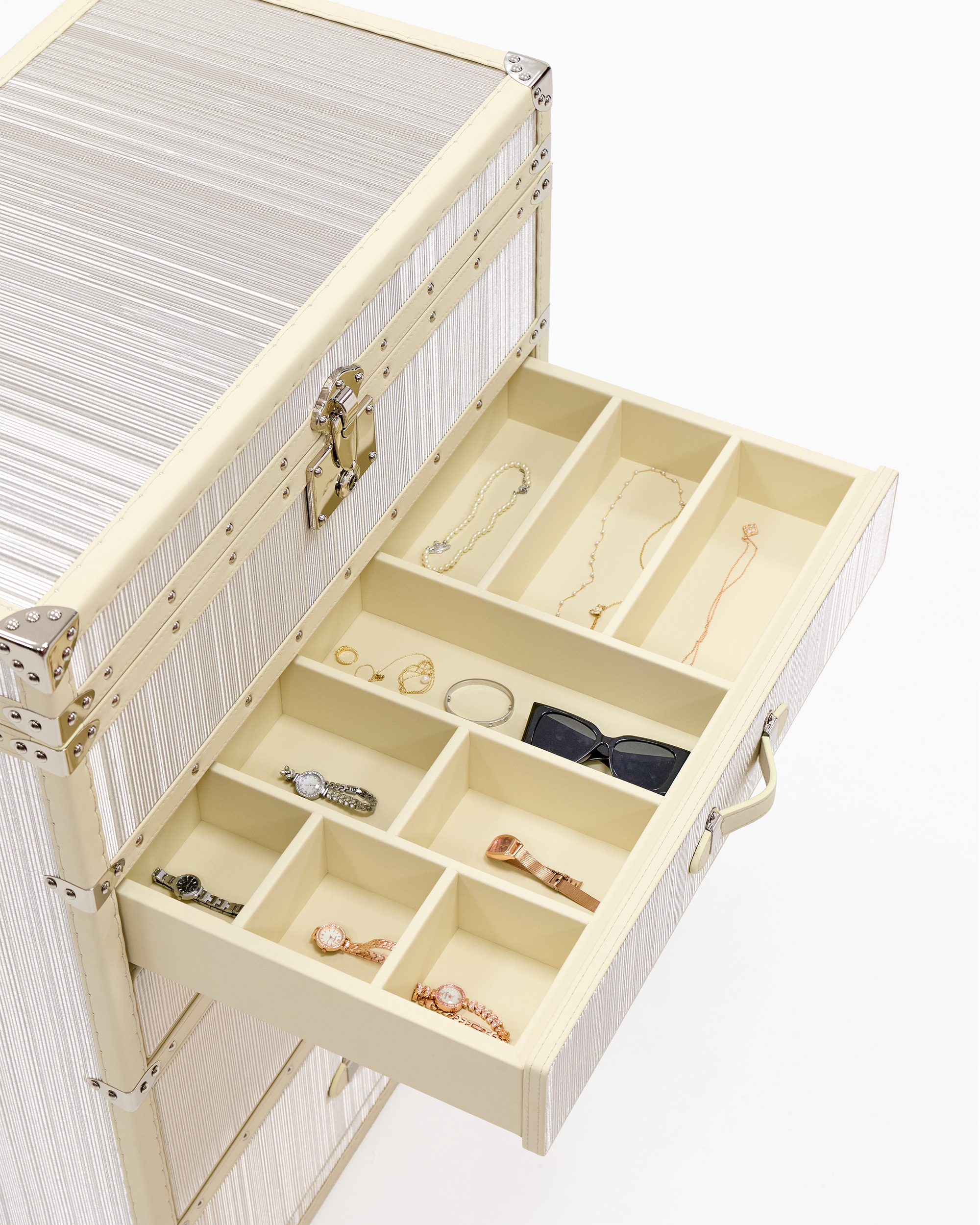Copper mesh texture detail on the SIRAE drifting silver jewelry trunk