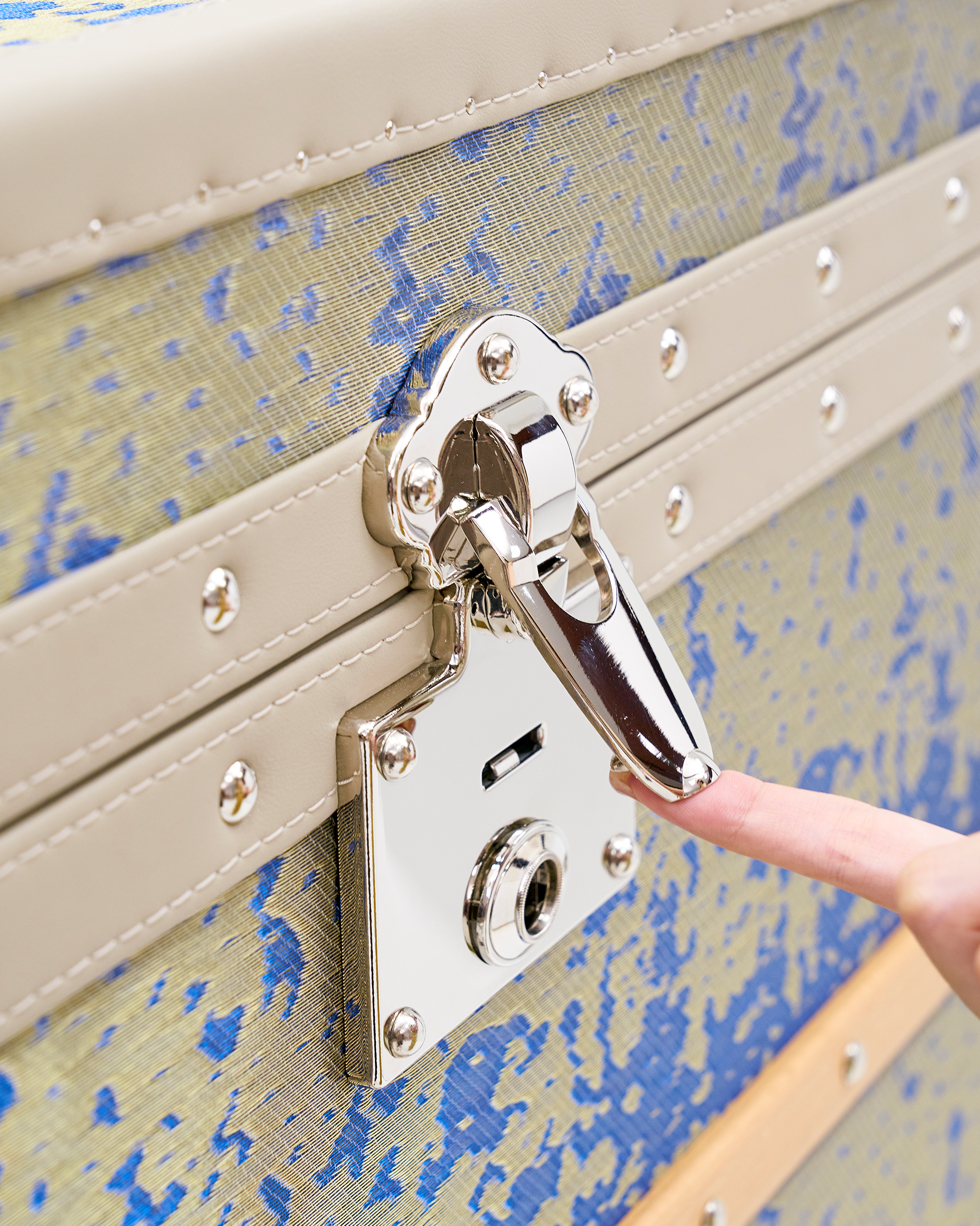 Mirror-polished nickel clasp and lock hardware on the SIRAE Aurum Loom Gilded Blue trunk