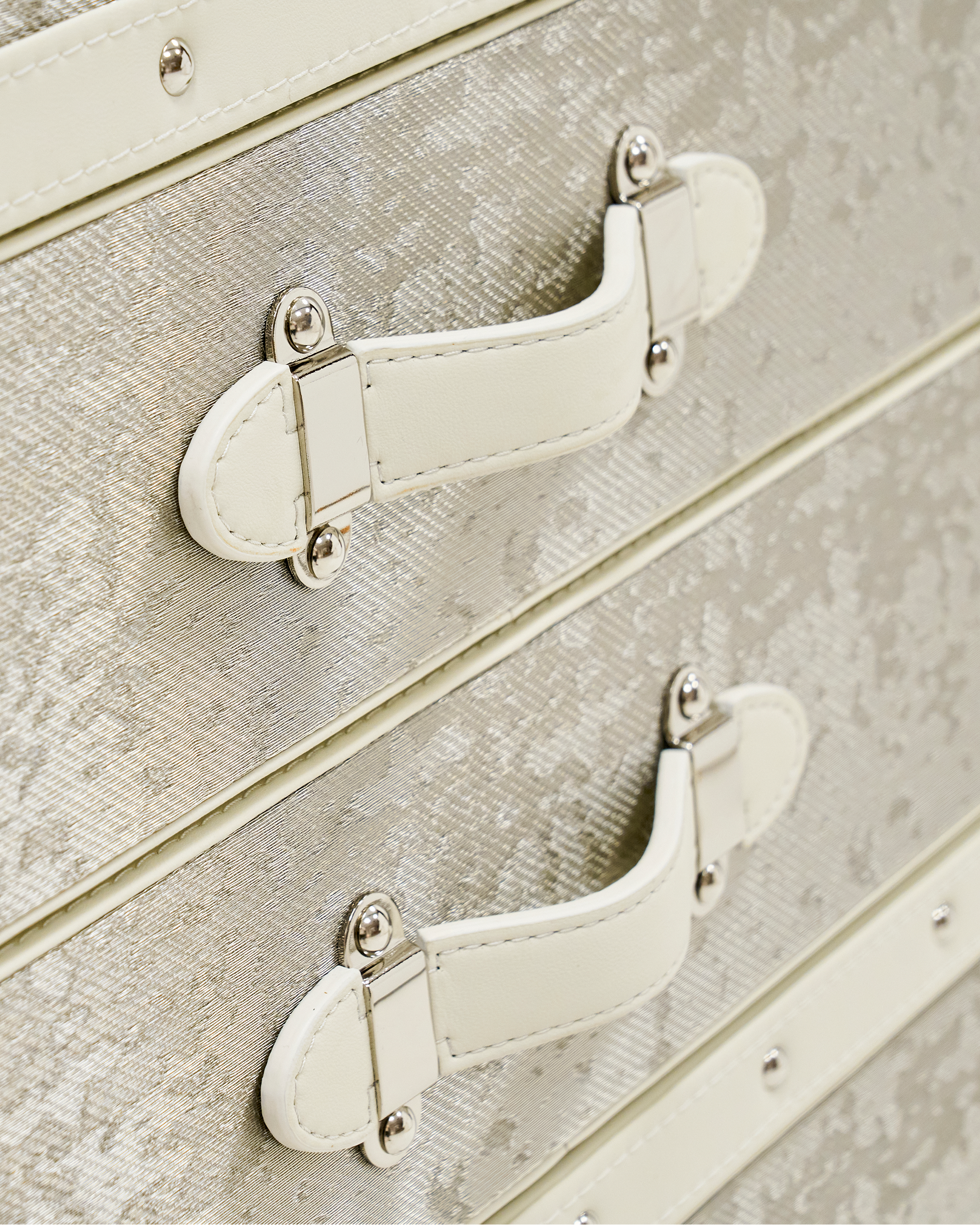 Side view of the SIRAE Aurum Loom pearl white jewelry trunk in a luxury Dubai setting
