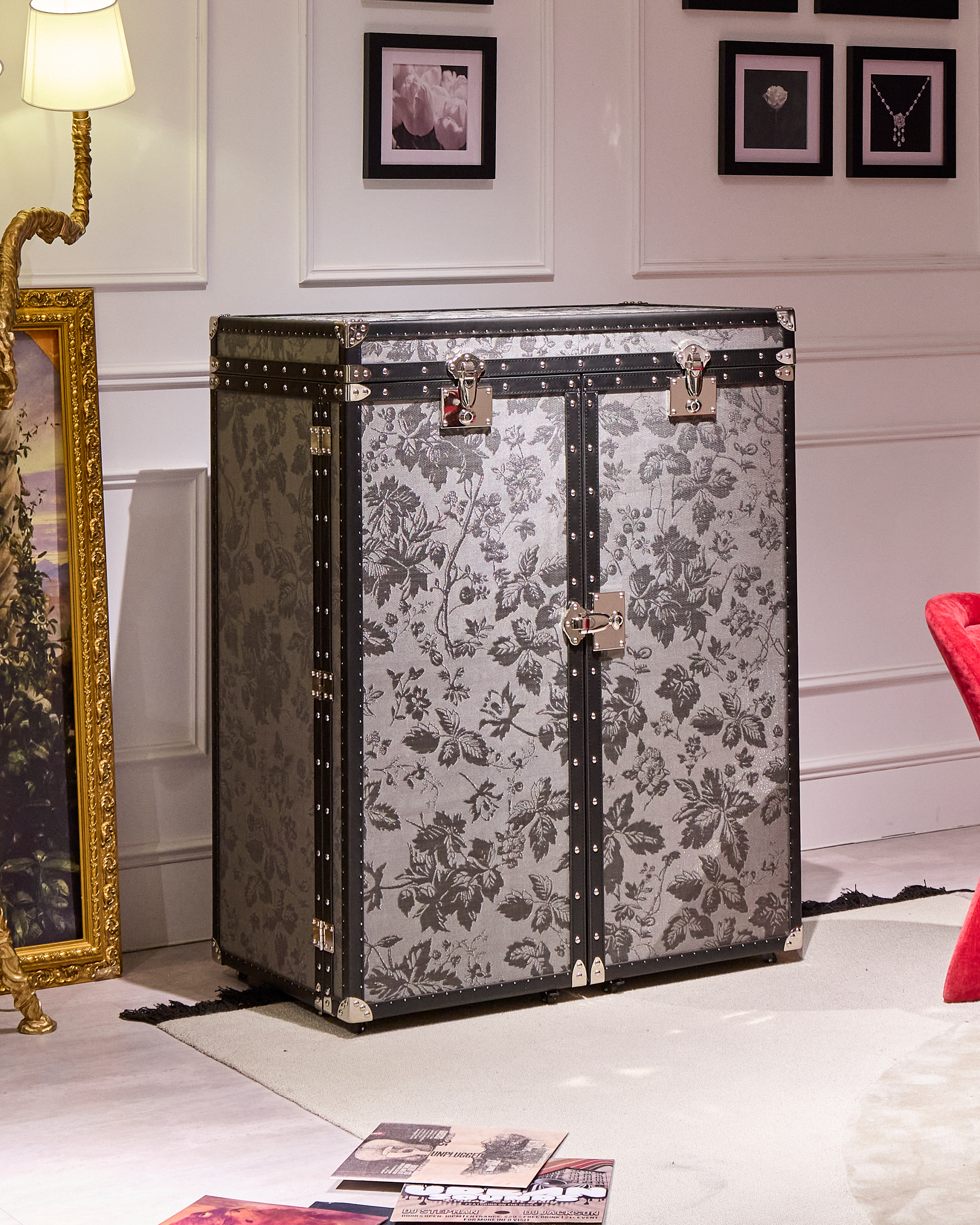 Side view of the SIRAE Aurum Loom noir media cabinet in a luxury Dubai setting