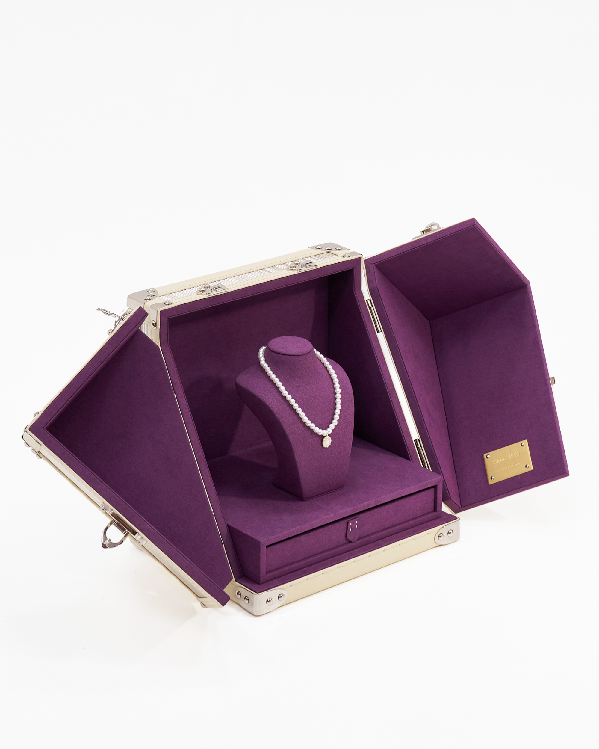 Side view of the SIRAE Aurum Loom frosted silver necklace display case in a luxury Dubai setting