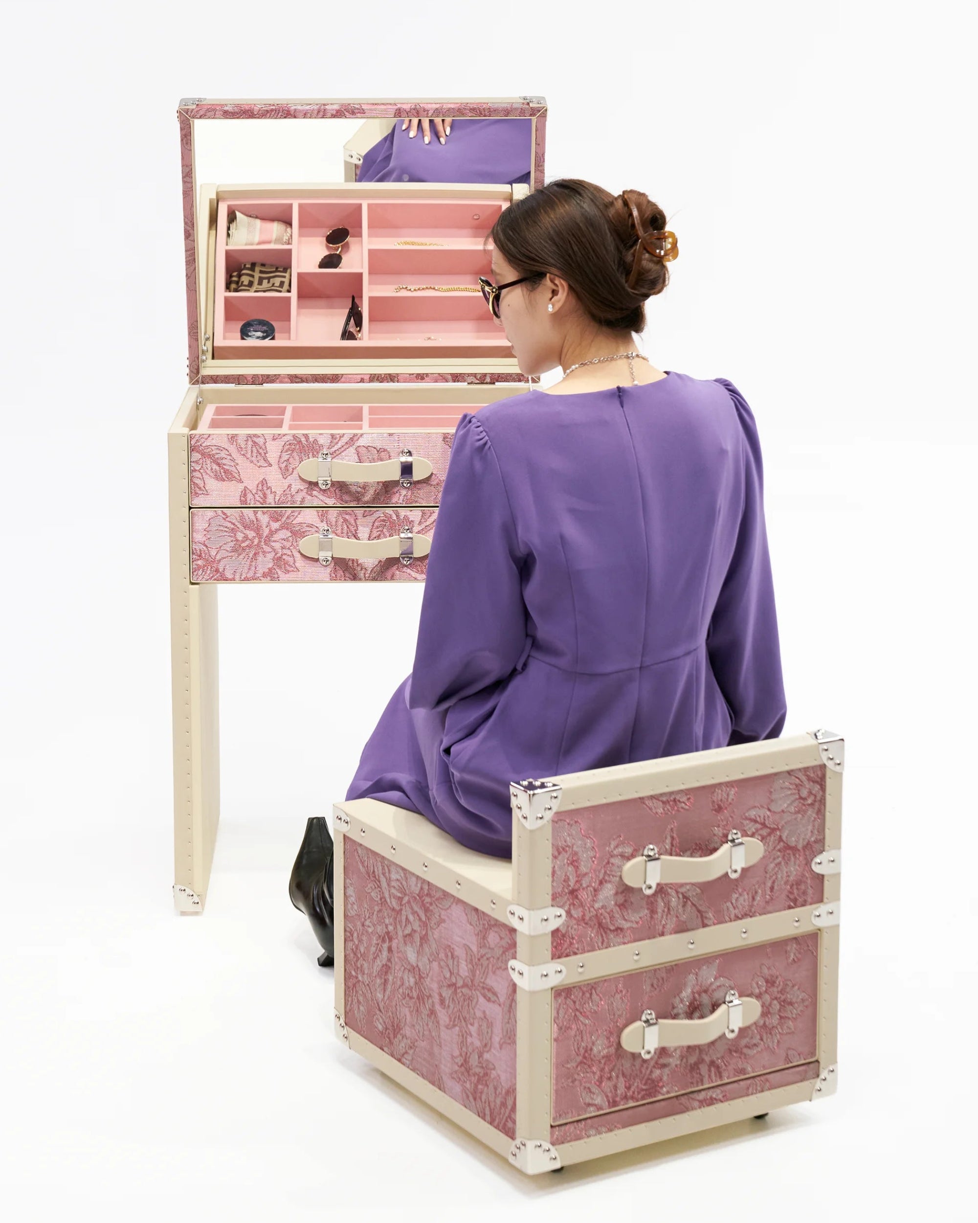 Side view of the SIRAE Aurum Loom peony lumière vanity cabinet in a luxury Dubai setting