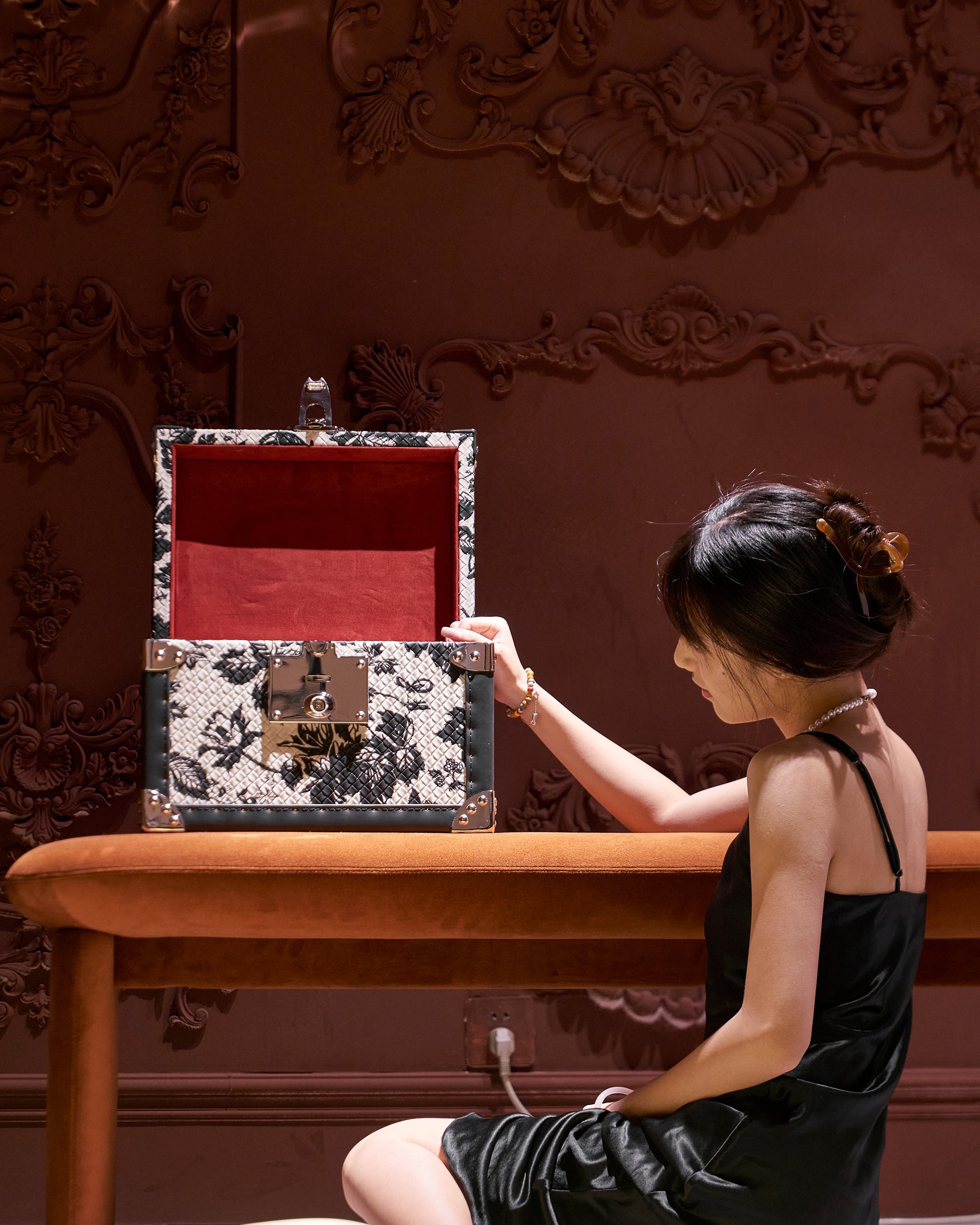 Side view of the SIRAE Heritage Luxe monochrome hand-carry case in a luxury Dubai setting