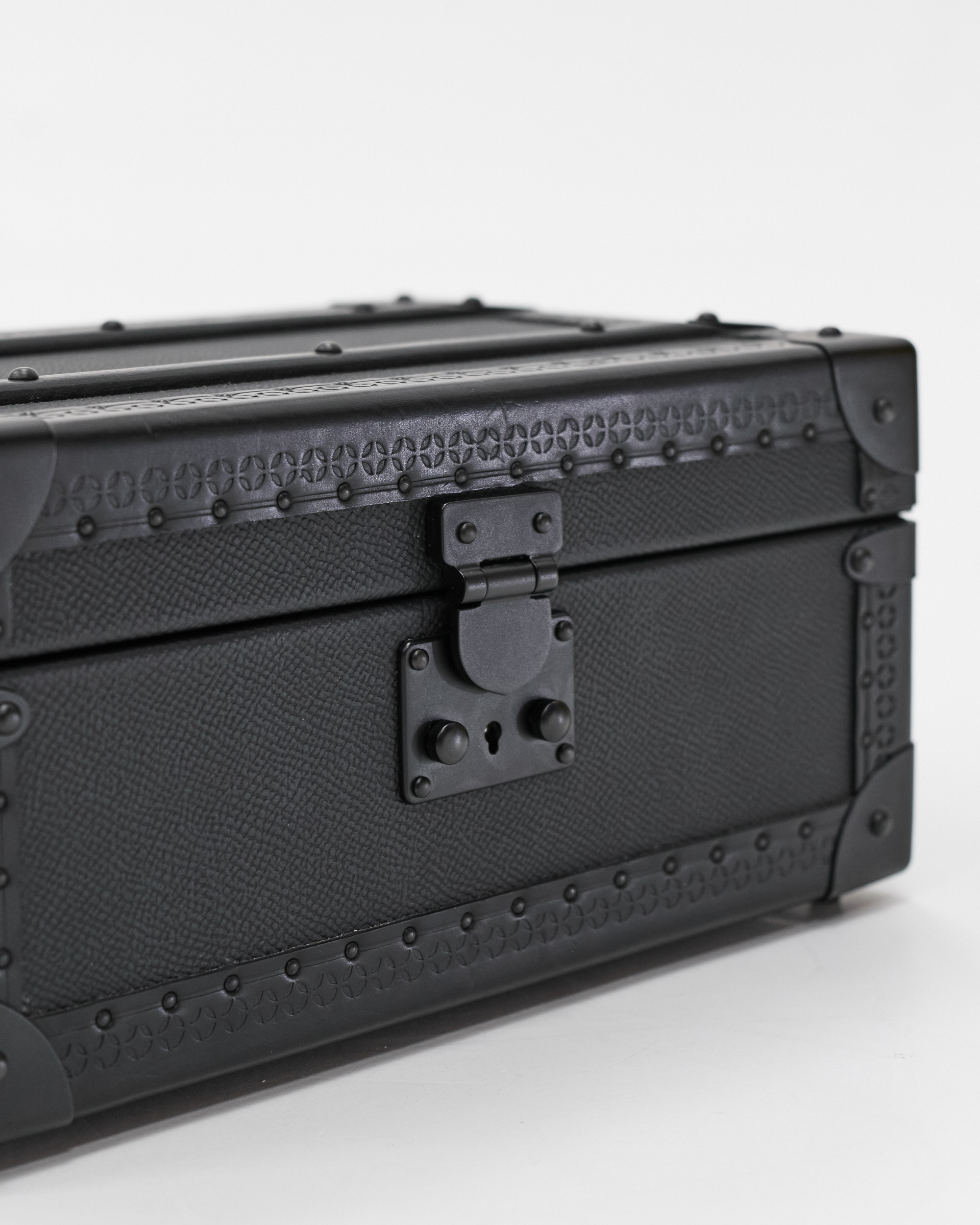 SIRAE Heritage Luxe noir jewelry box styled with jewelry in a luxury Dubai interior