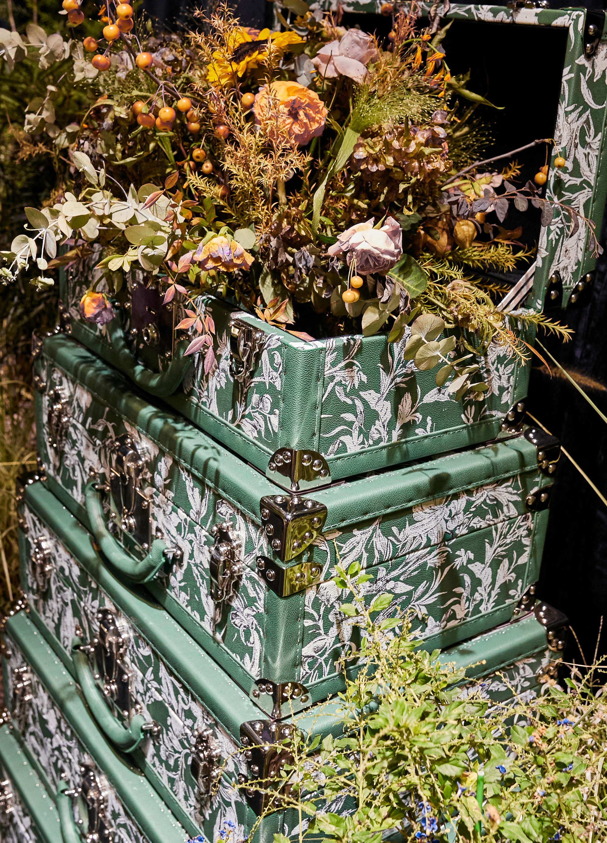 Side view of the SIRAE Heritage Luxe emerald tower case in a luxury Dubai setting