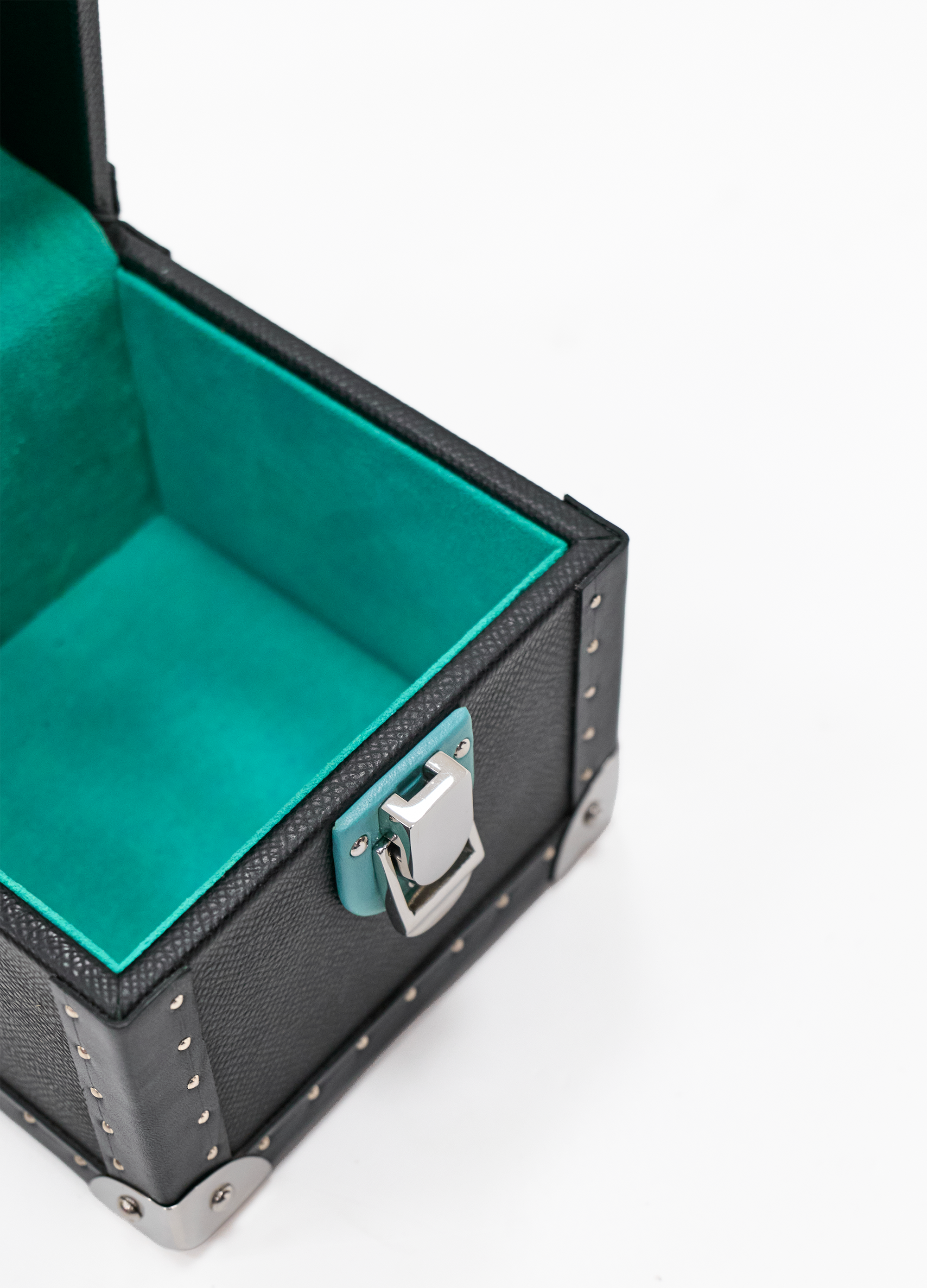 Side view of the SIRAE Heritage Luxe noir travel case in a luxury Dubai setting