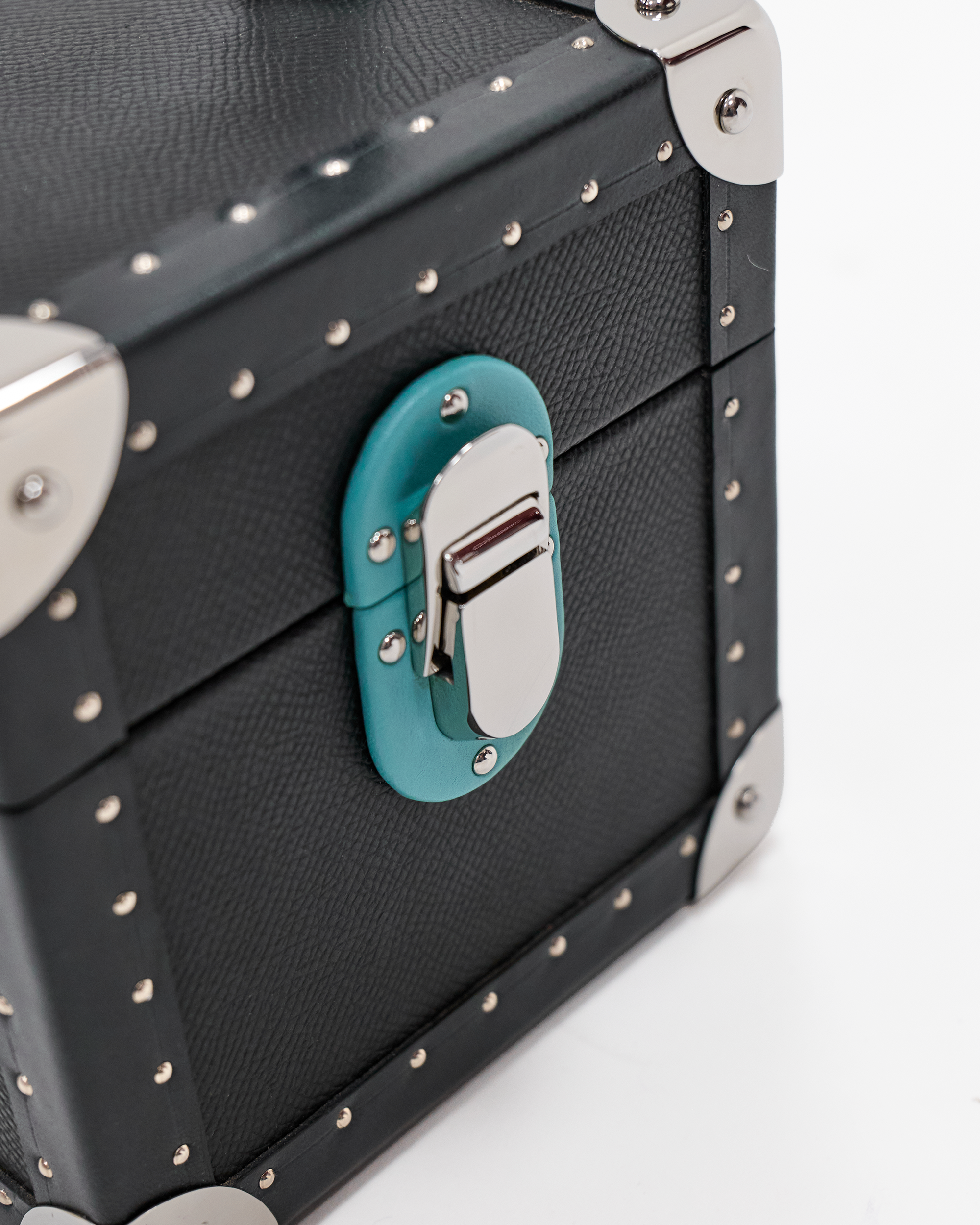 Premium leather texture detail on the SIRAE noir travel case