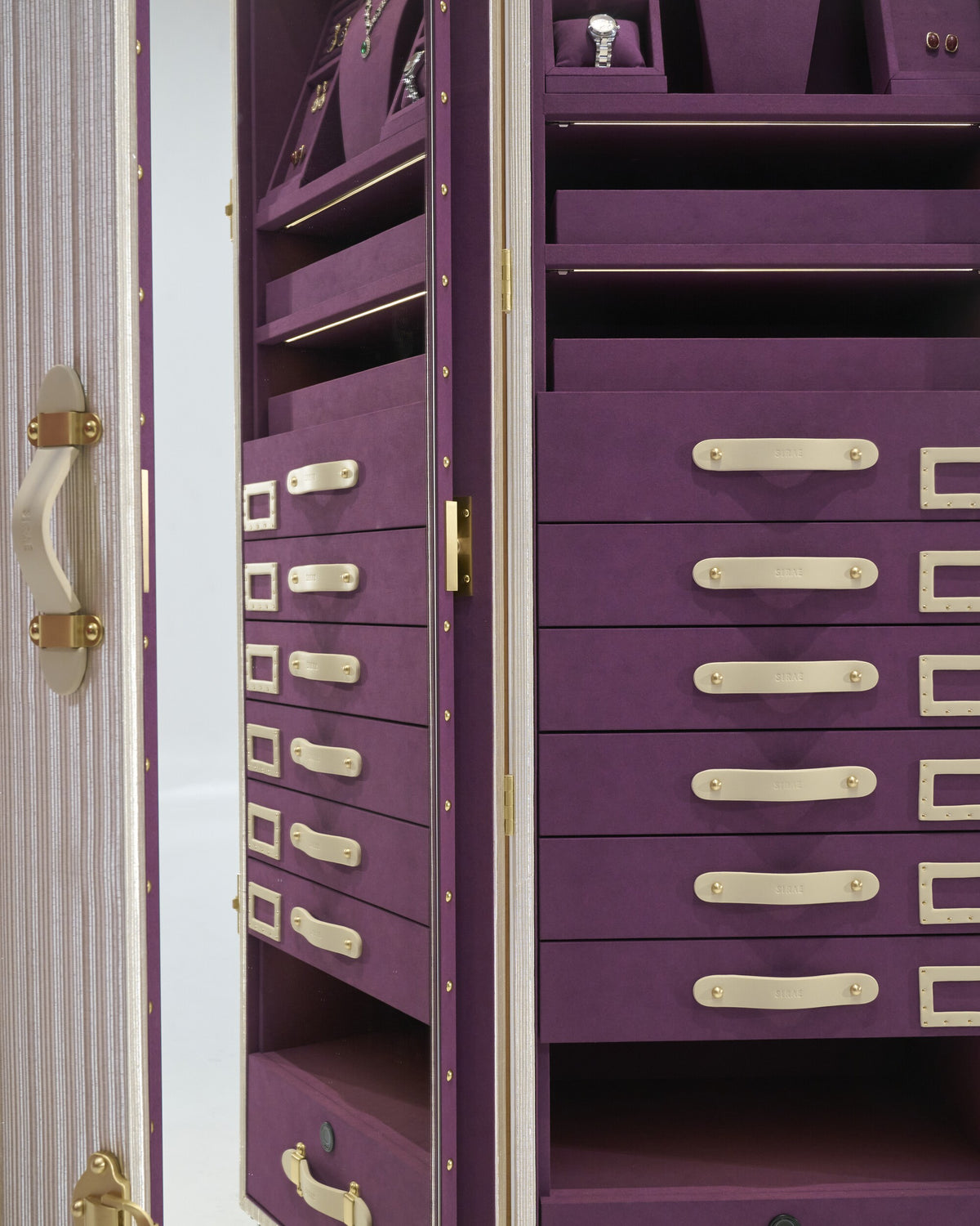 Side profile of the standing jewellery cabinet, SIRAE Dubai