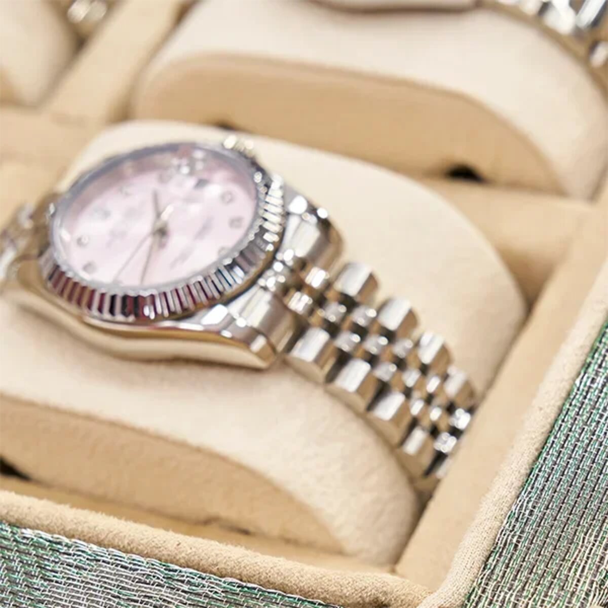 Buying a luxury watch in Dubai presentation