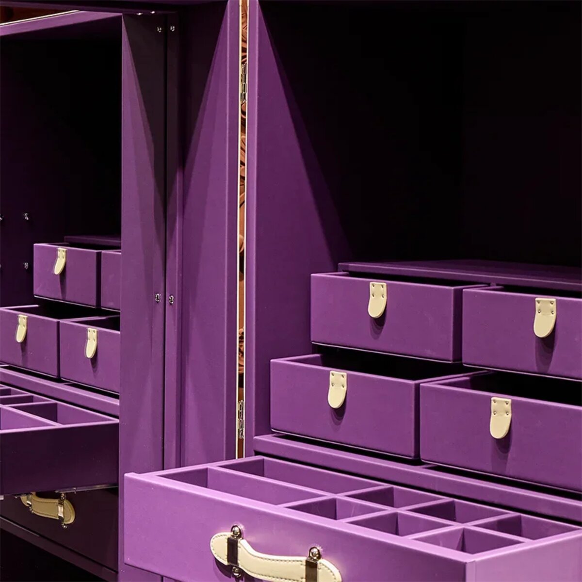 Concealed jewellery vault for securing a Dubai home while away