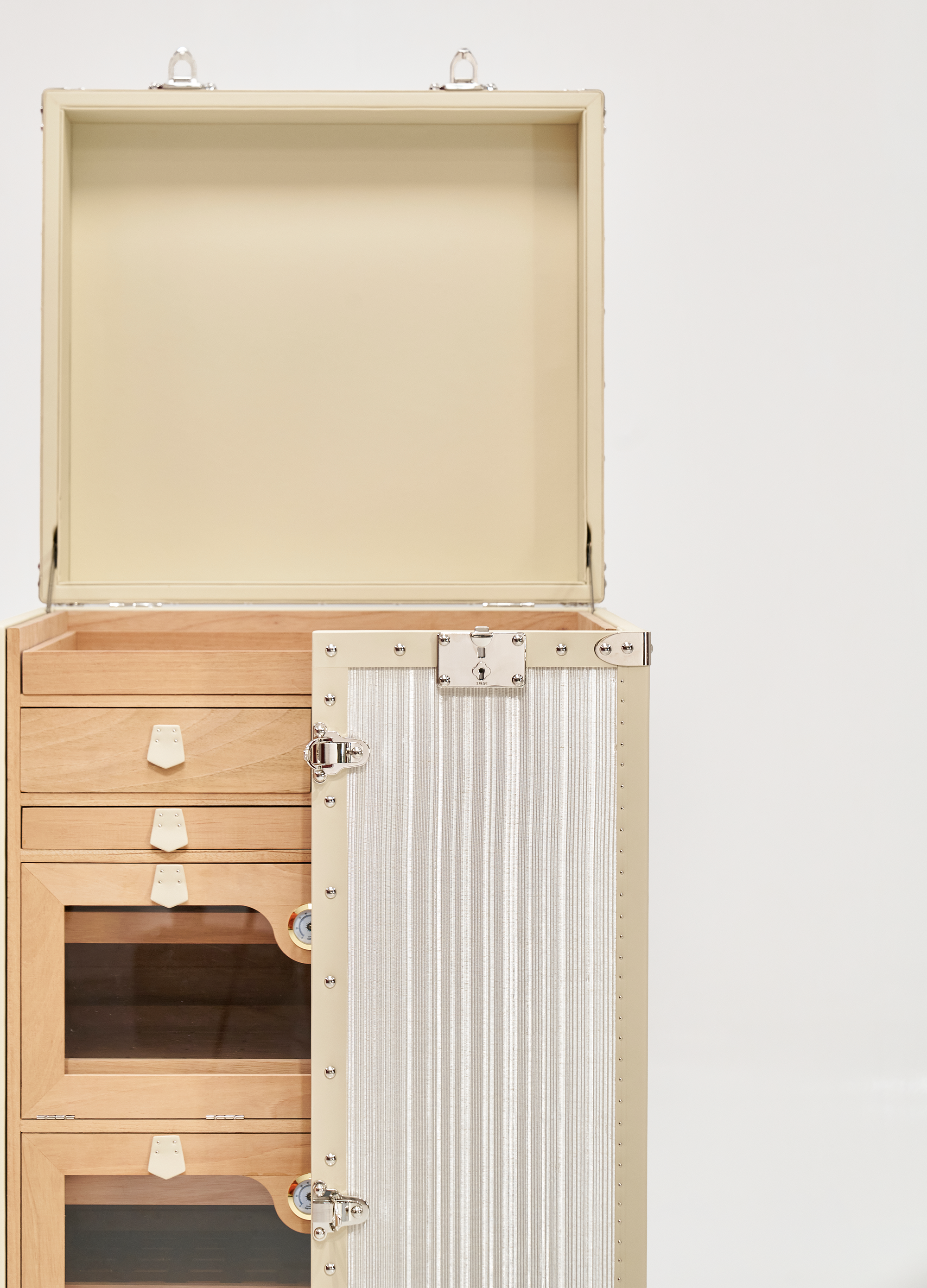Aurum Loom Cigar Cabinet - Frosted Silver