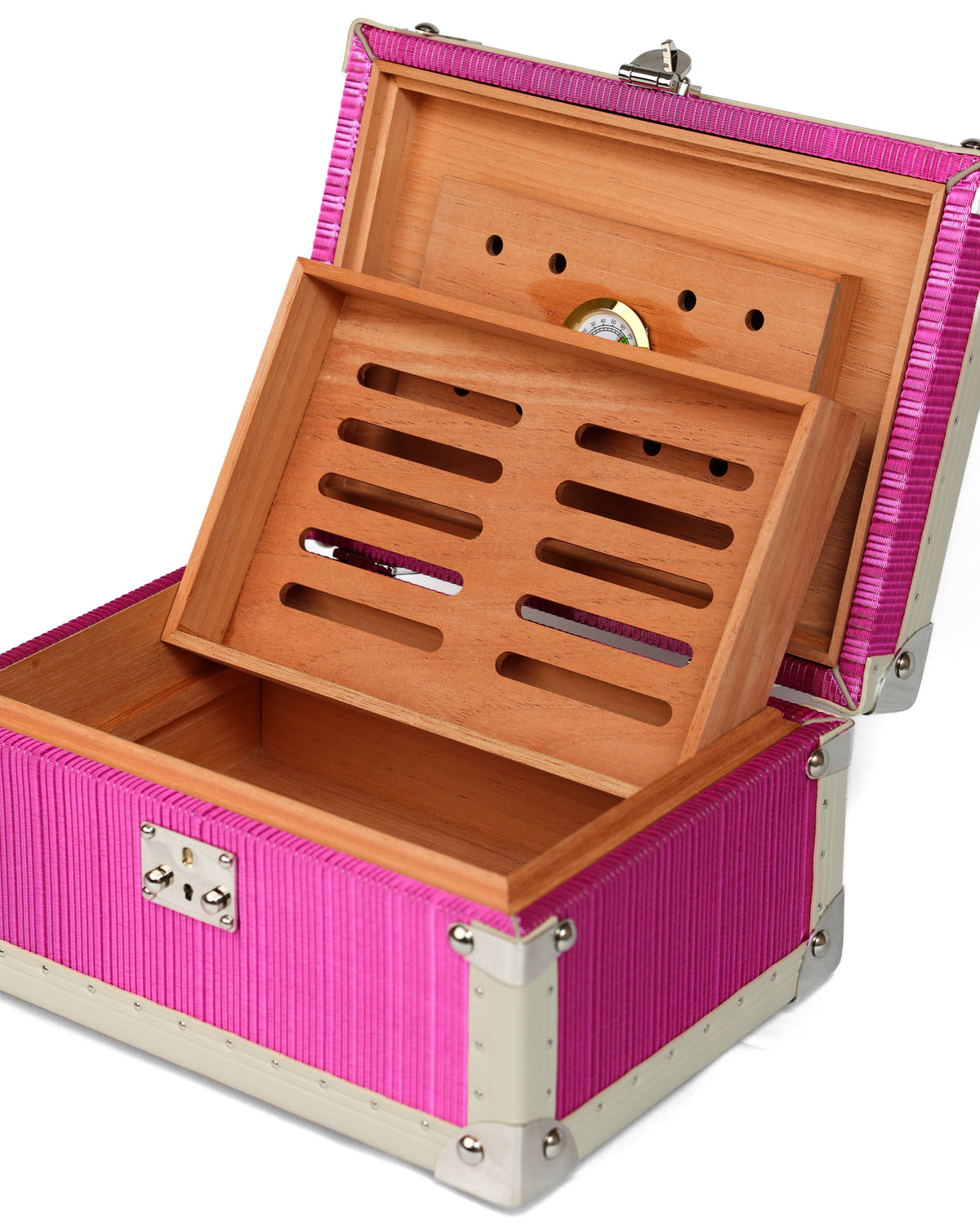 Ventilated cedar divider inside the Grand Reserve humidor