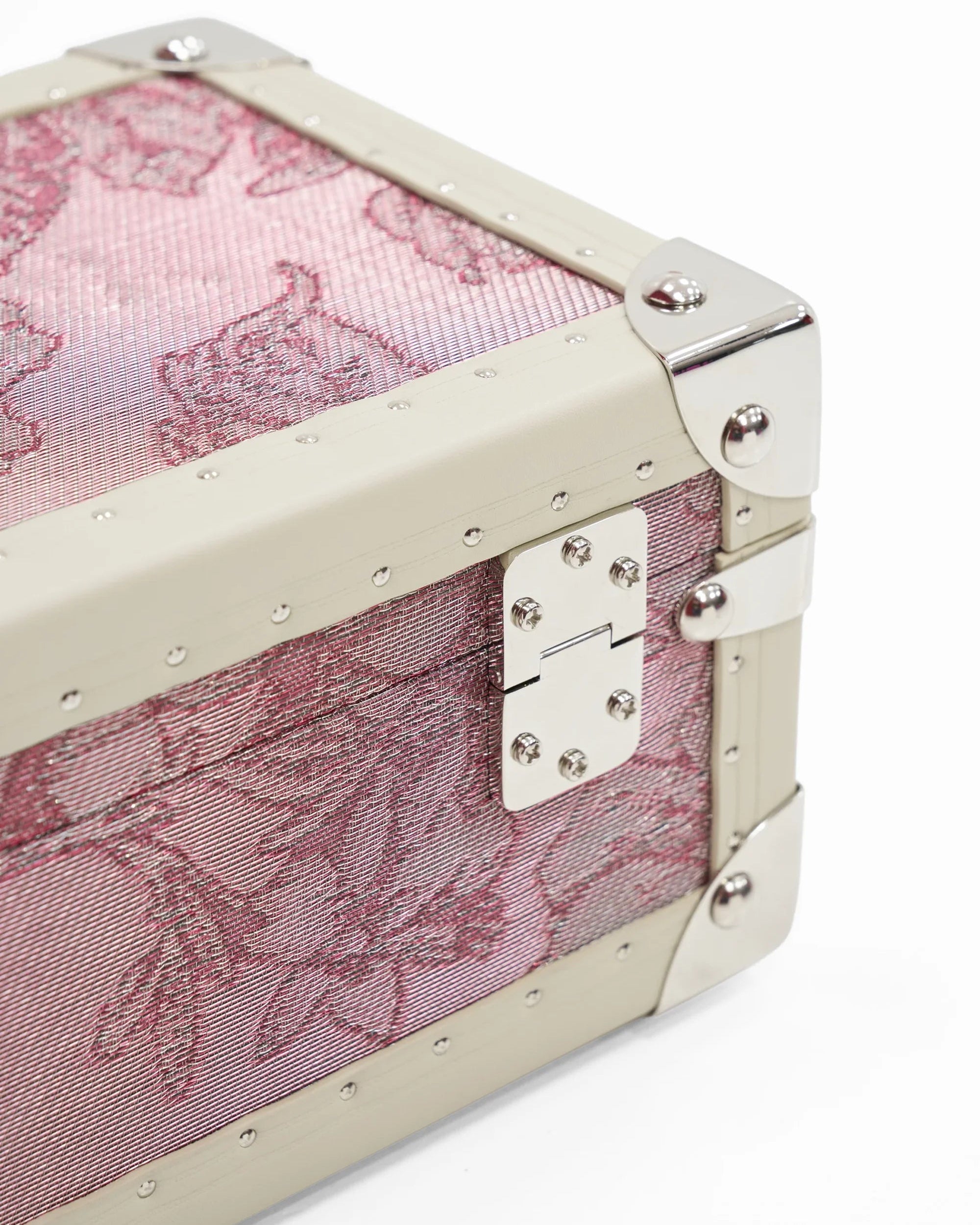 Side view of the SIRAE Aurum Loom mini pink jewelry box in a luxury Dubai setting