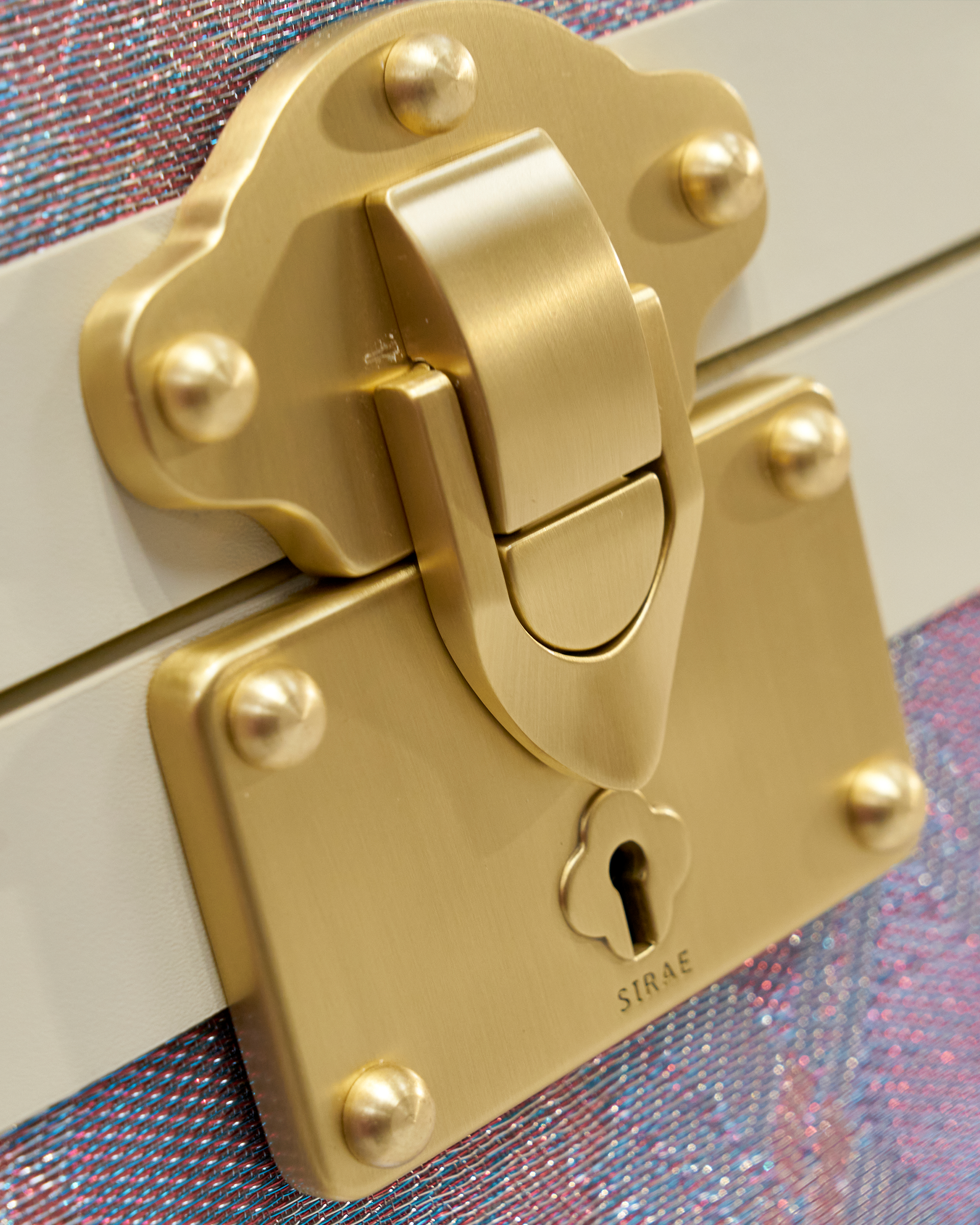 Side view of the SIRAE Aurum Loom anemone purple jewelry trunk in a luxury Dubai setting