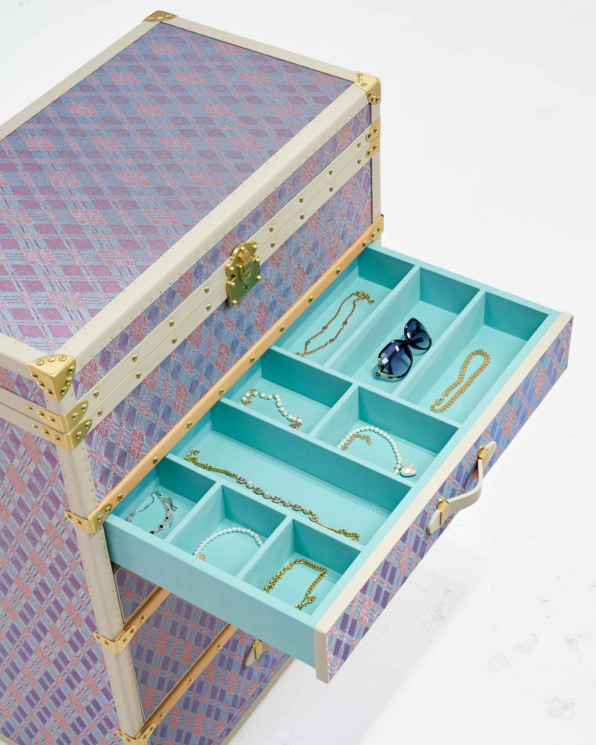 Copper mesh texture detail on the SIRAE anemone purple jewelry trunk