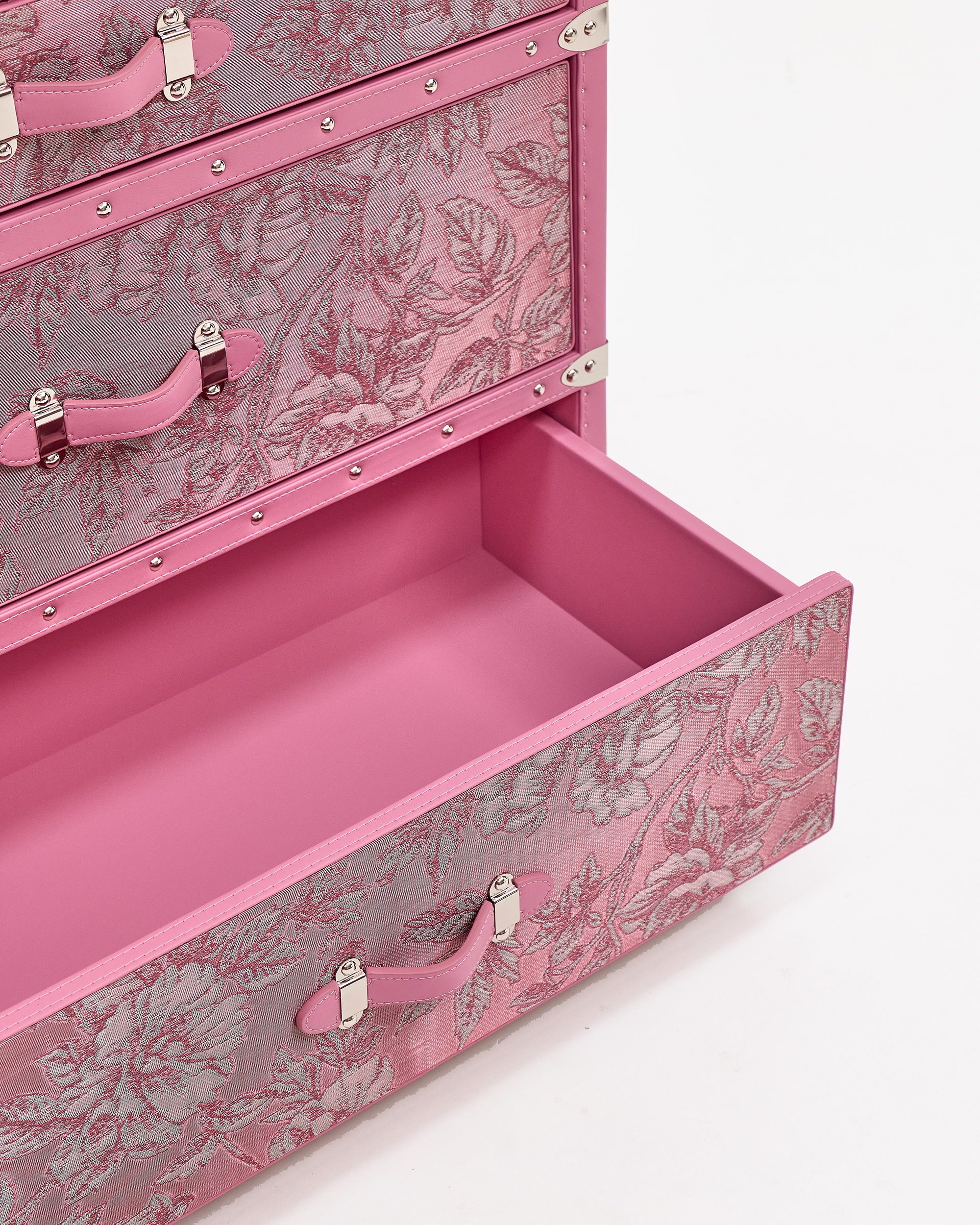 Side view of the SIRAE Aurum Loom blossom pink jewelry trunk in a luxury Dubai setting