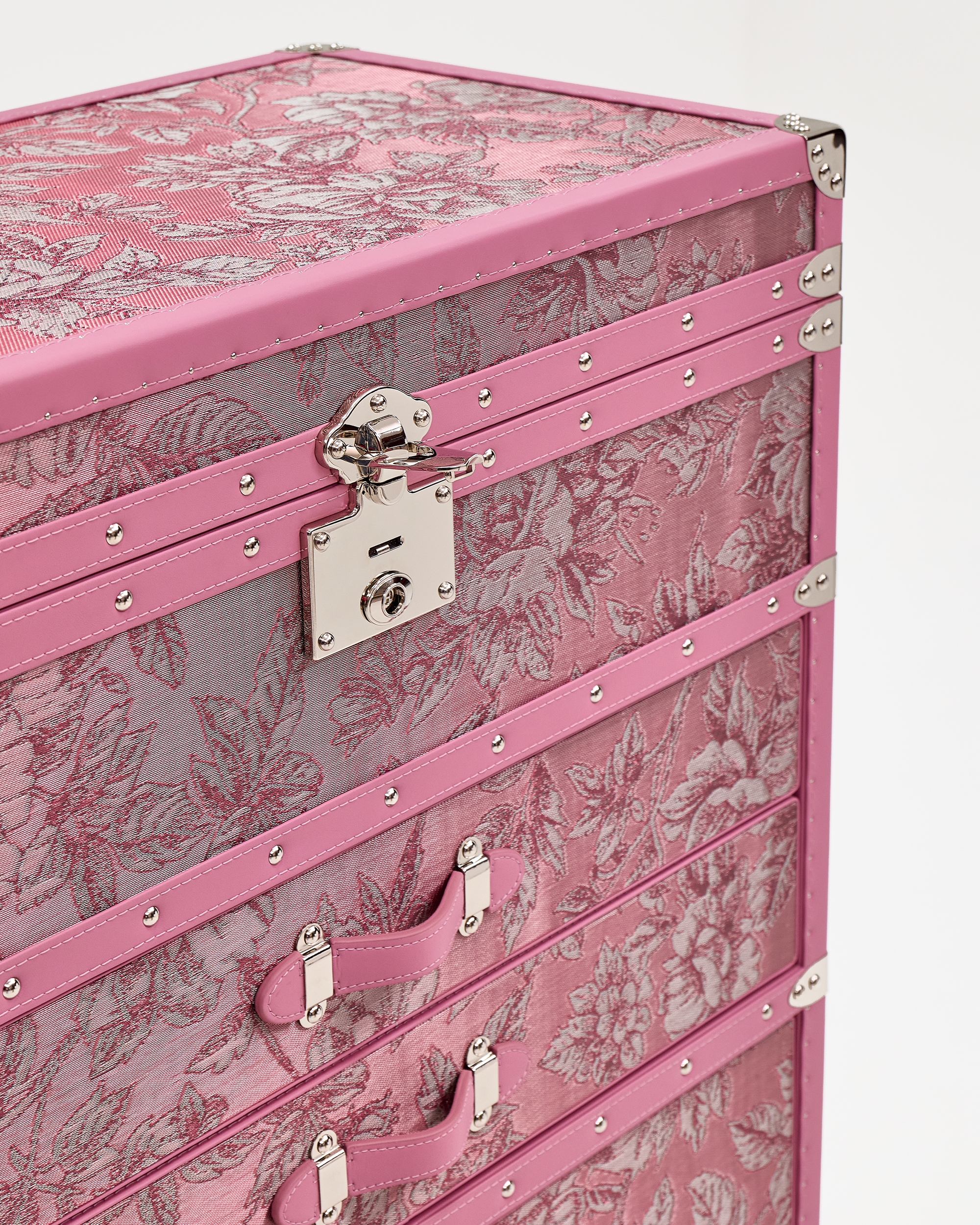 Copper mesh texture detail on the SIRAE blossom pink jewelry trunk