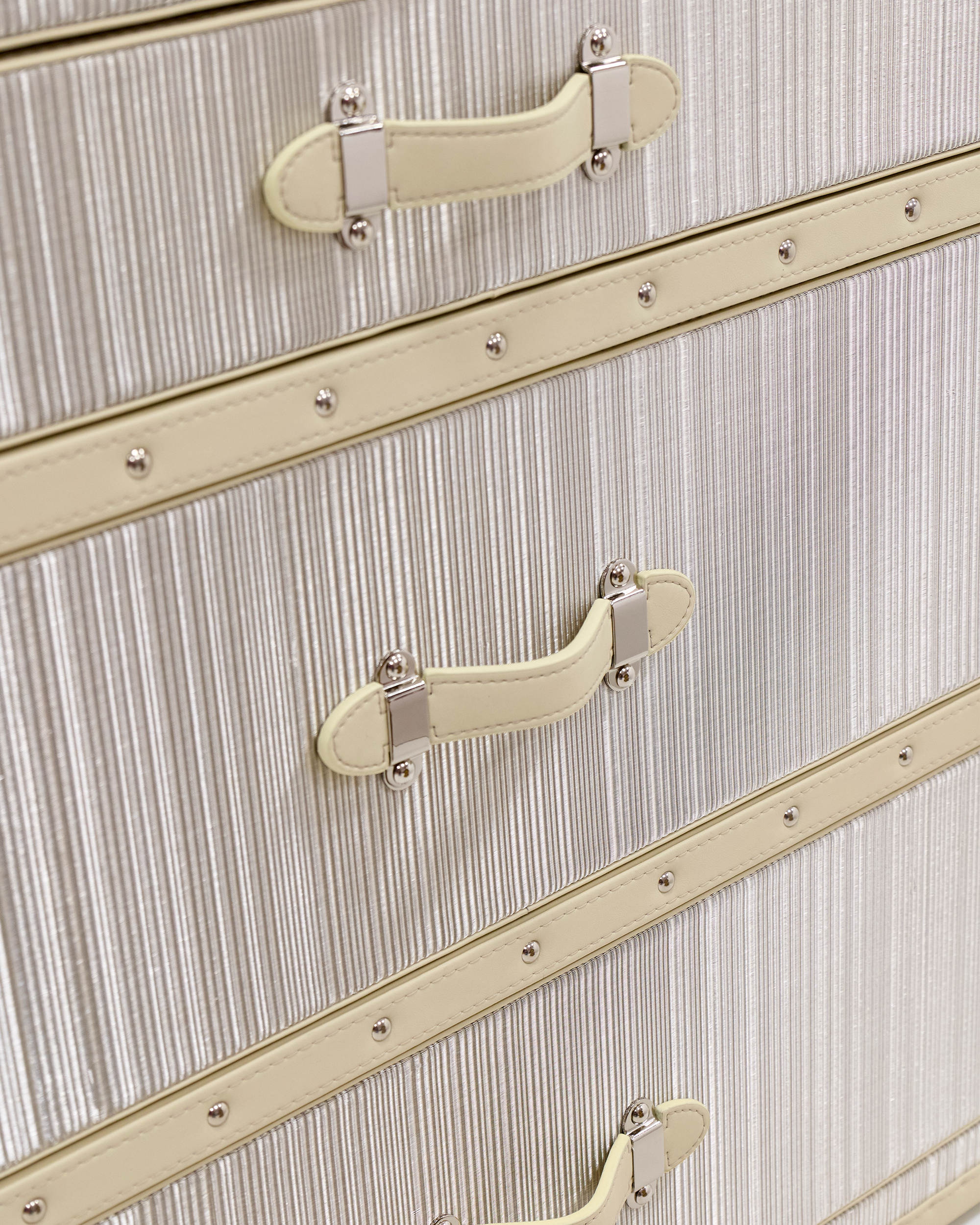 Velvet-lined interior of the SIRAE Aurum Loom drifting silver jewelry trunk, styled for luxury storage