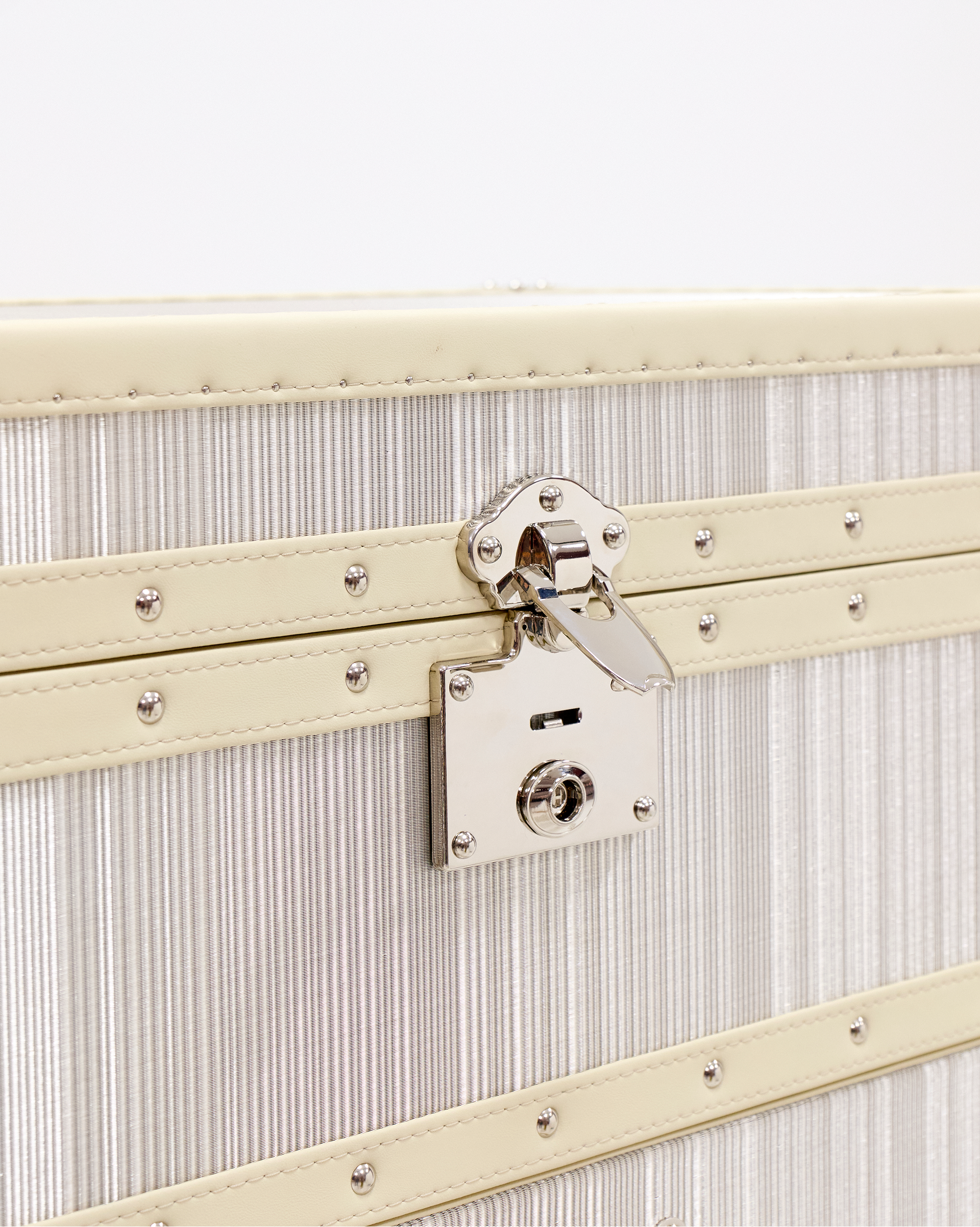 Side view of the SIRAE Aurum Loom drifting silver jewelry trunk in a luxury Dubai setting