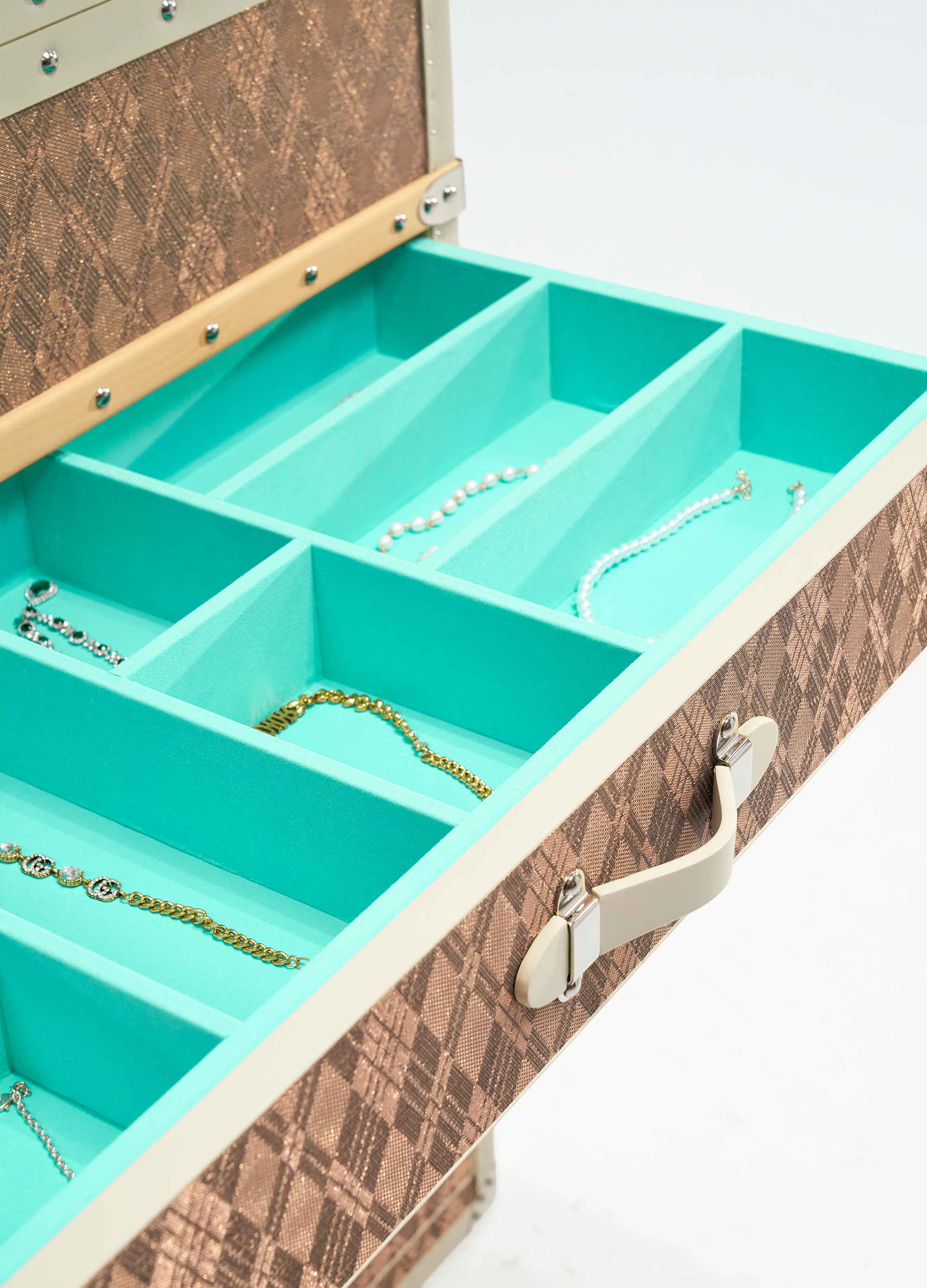 Side view of the SIRAE Aurum Loom dune gold jewelry trunk in a luxury Dubai setting