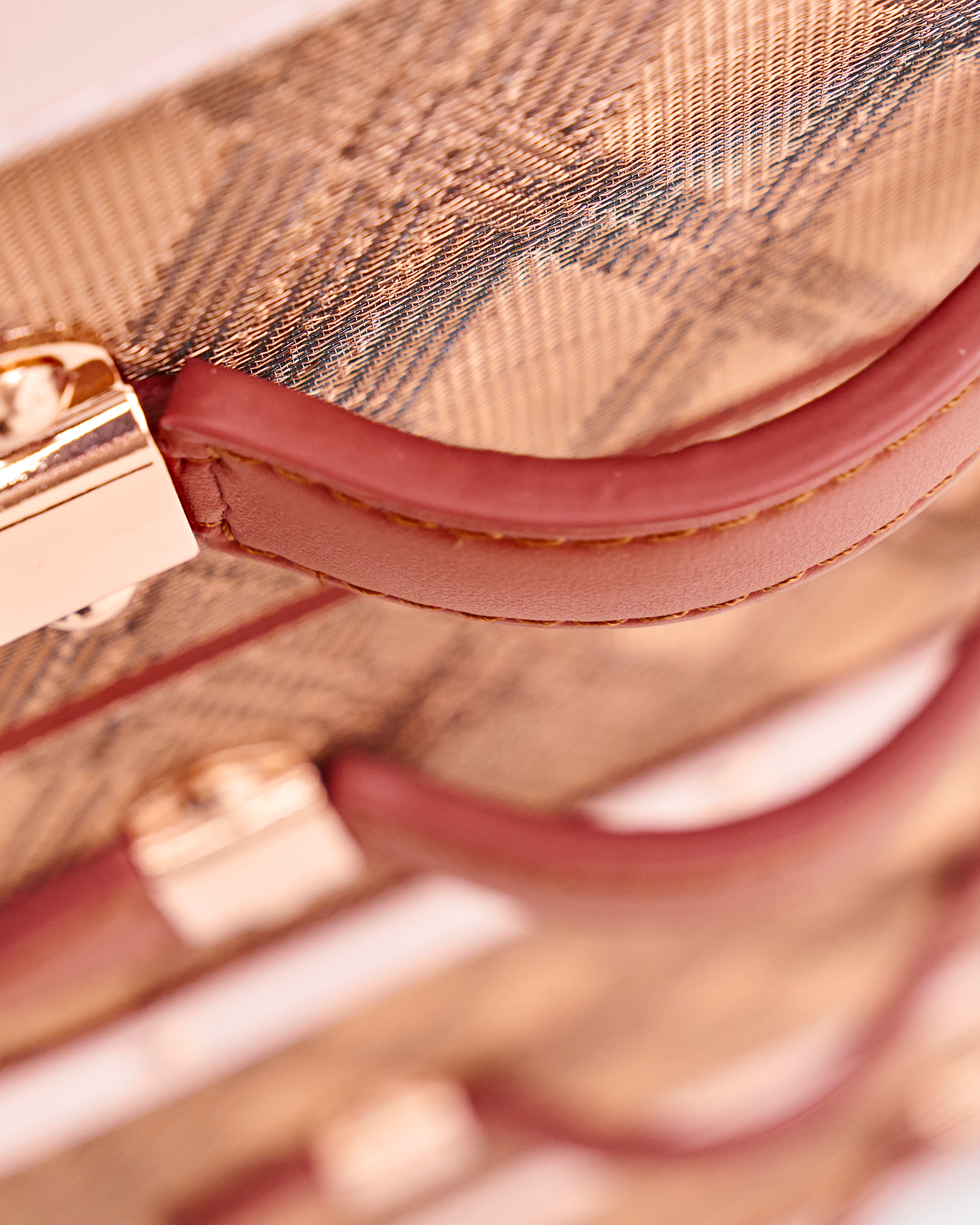 Side view of the SIRAE Aurum Loom dune gold jewelry trunk in a luxury Dubai setting