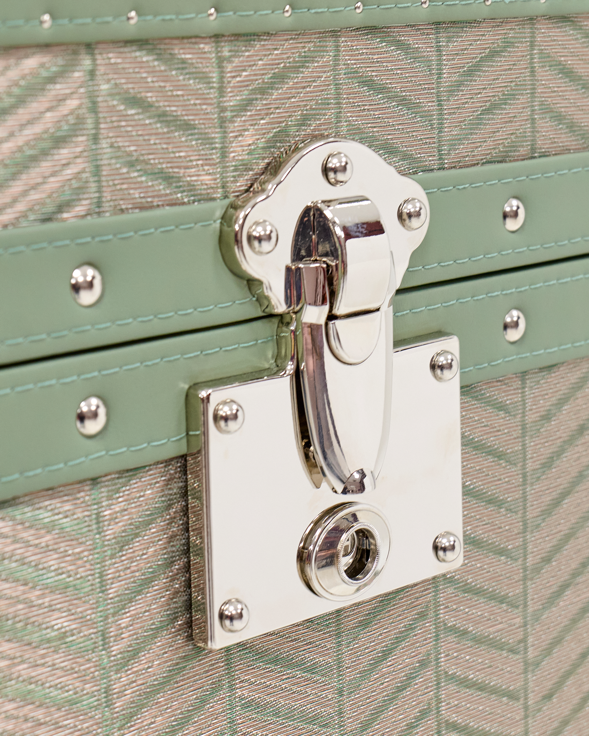 Side view of the SIRAE Aurum Loom emerald jewelry trunk in a luxury Dubai setting