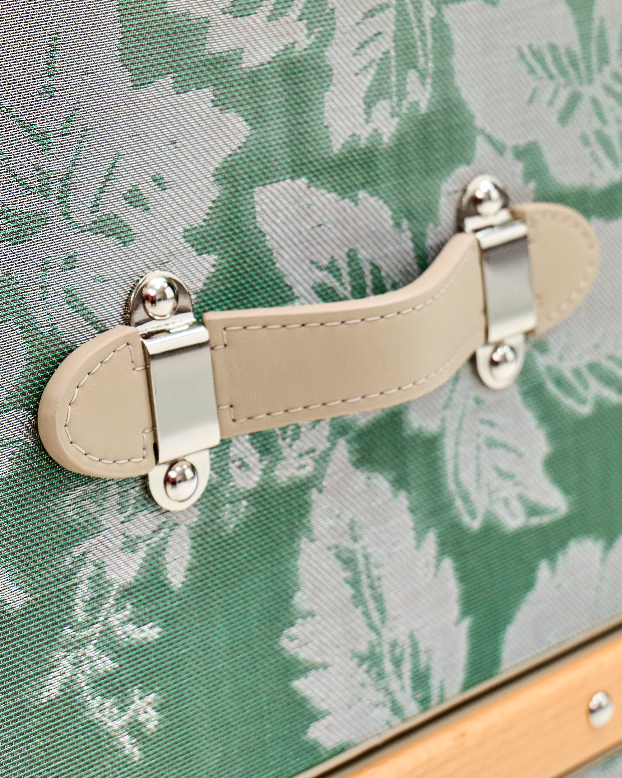 Side view of the SIRAE Aurum Loom oasis green jewelry trunk in a luxury Dubai setting