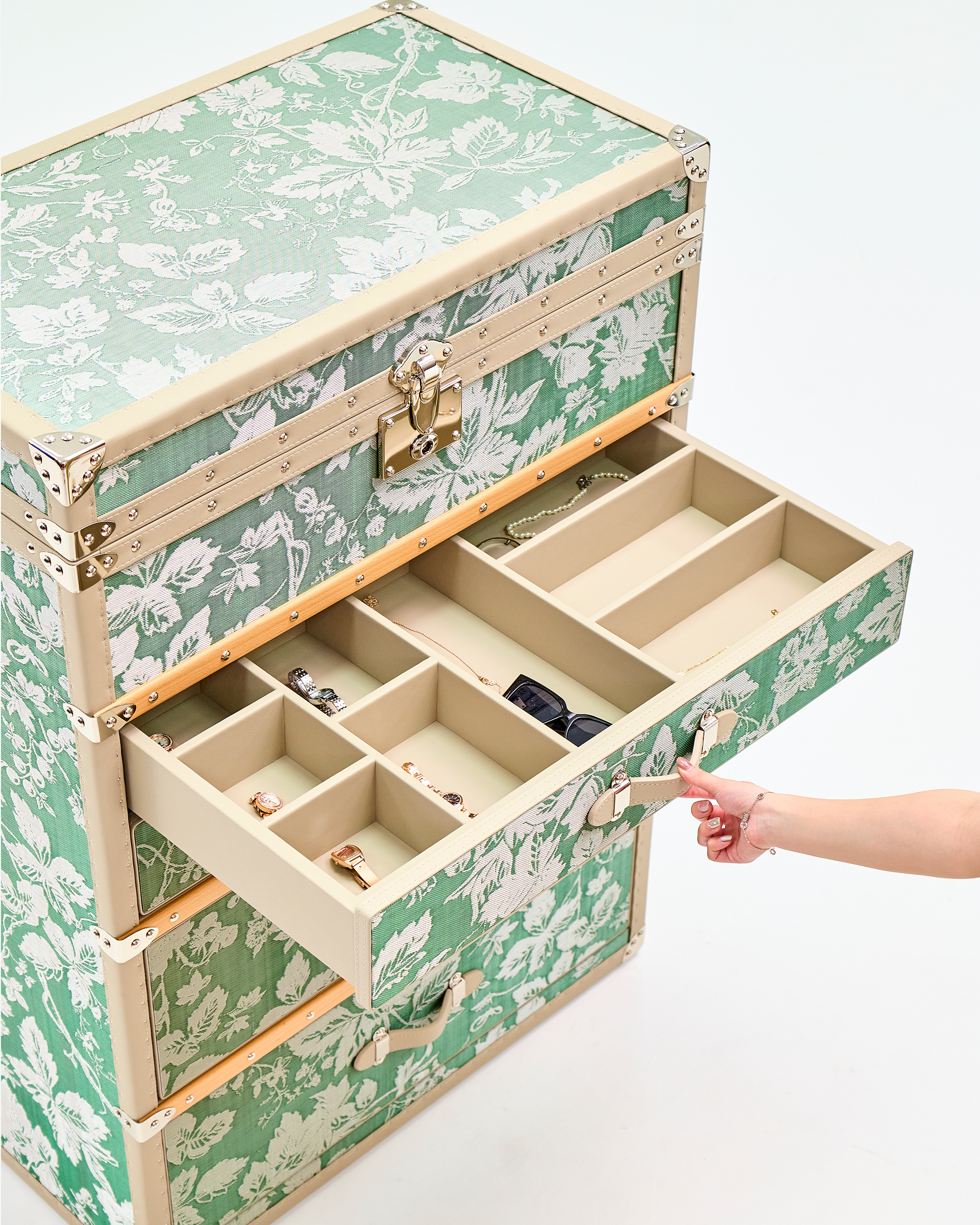 Copper mesh texture detail on the SIRAE oasis green jewelry trunk