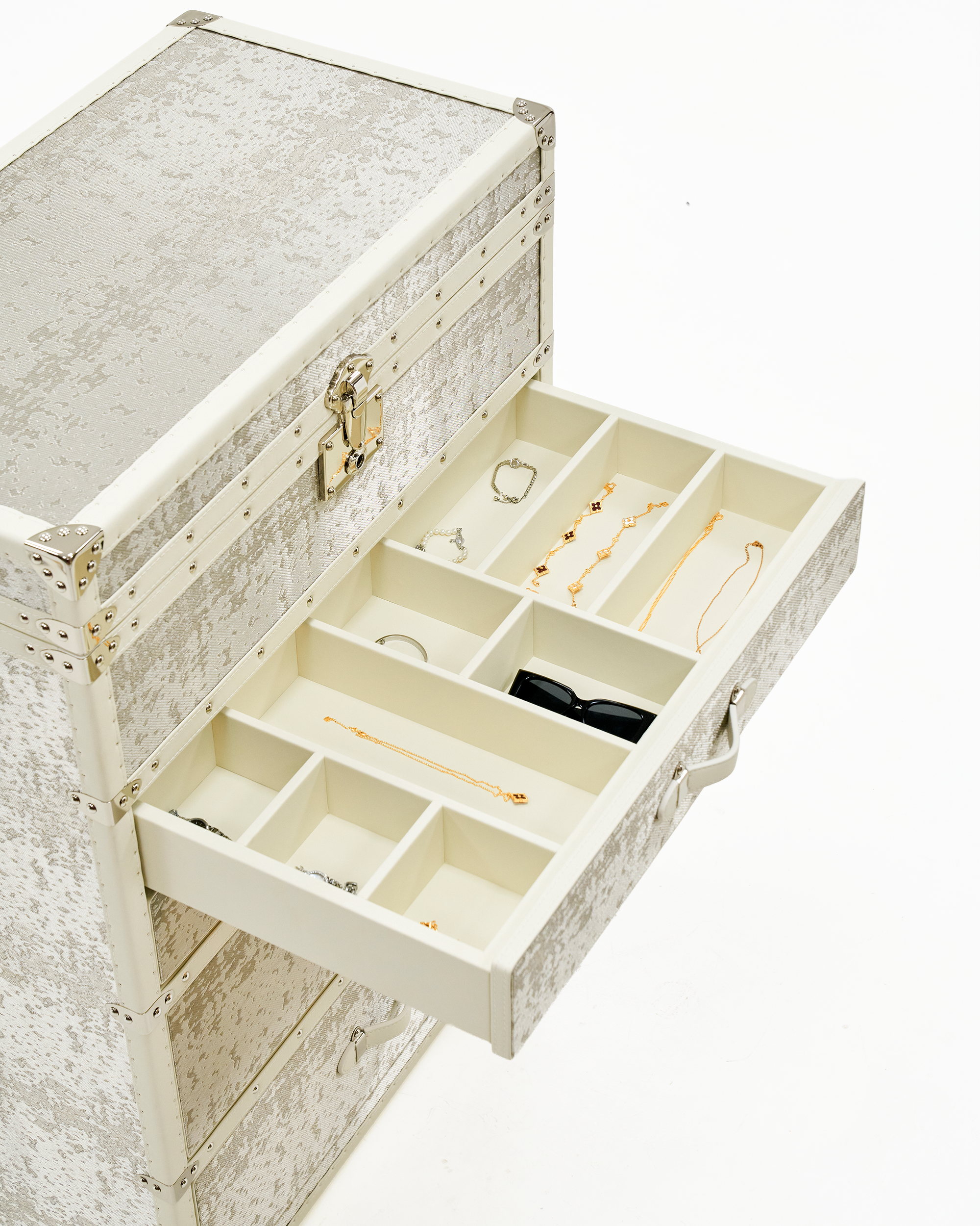 Copper wire furniture texture detail on the SIRAE pearl white jewelry trunk