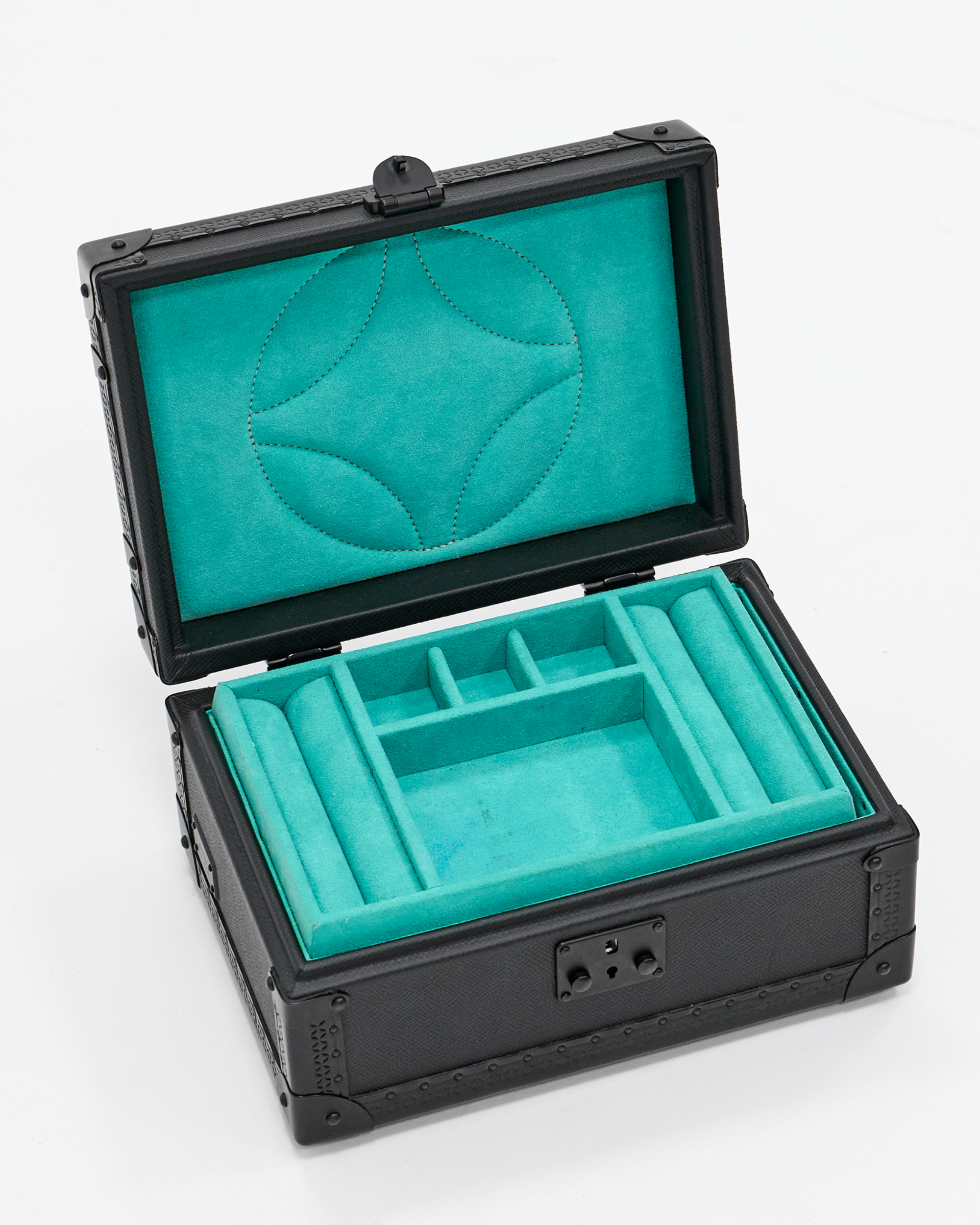 Side view of the SIRAE Heritage Luxe noir jewelry box in a luxury Dubai setting