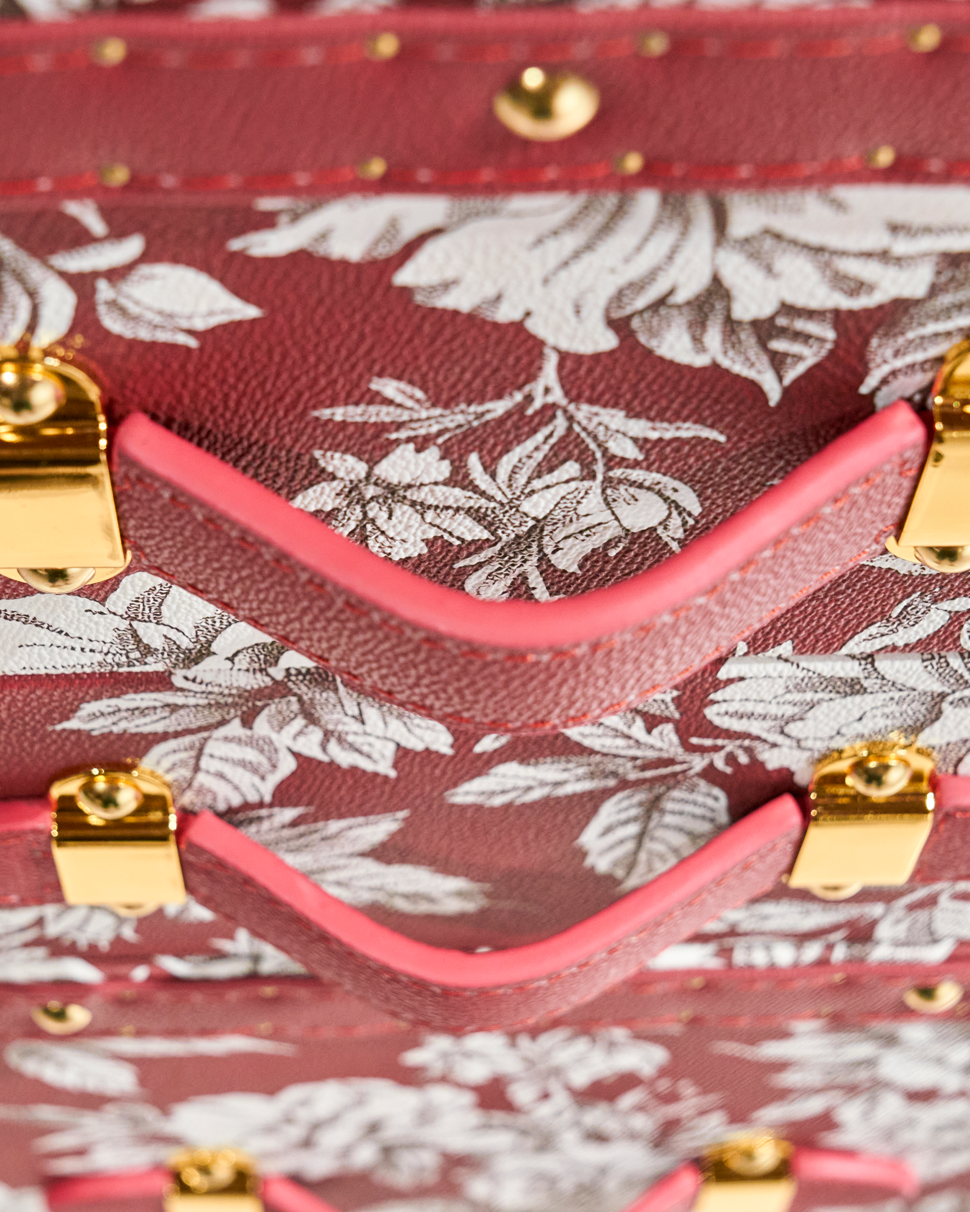 Side view of the SIRAE Heritage Luxe red floral print jewelry trunk in a luxury Dubai setting