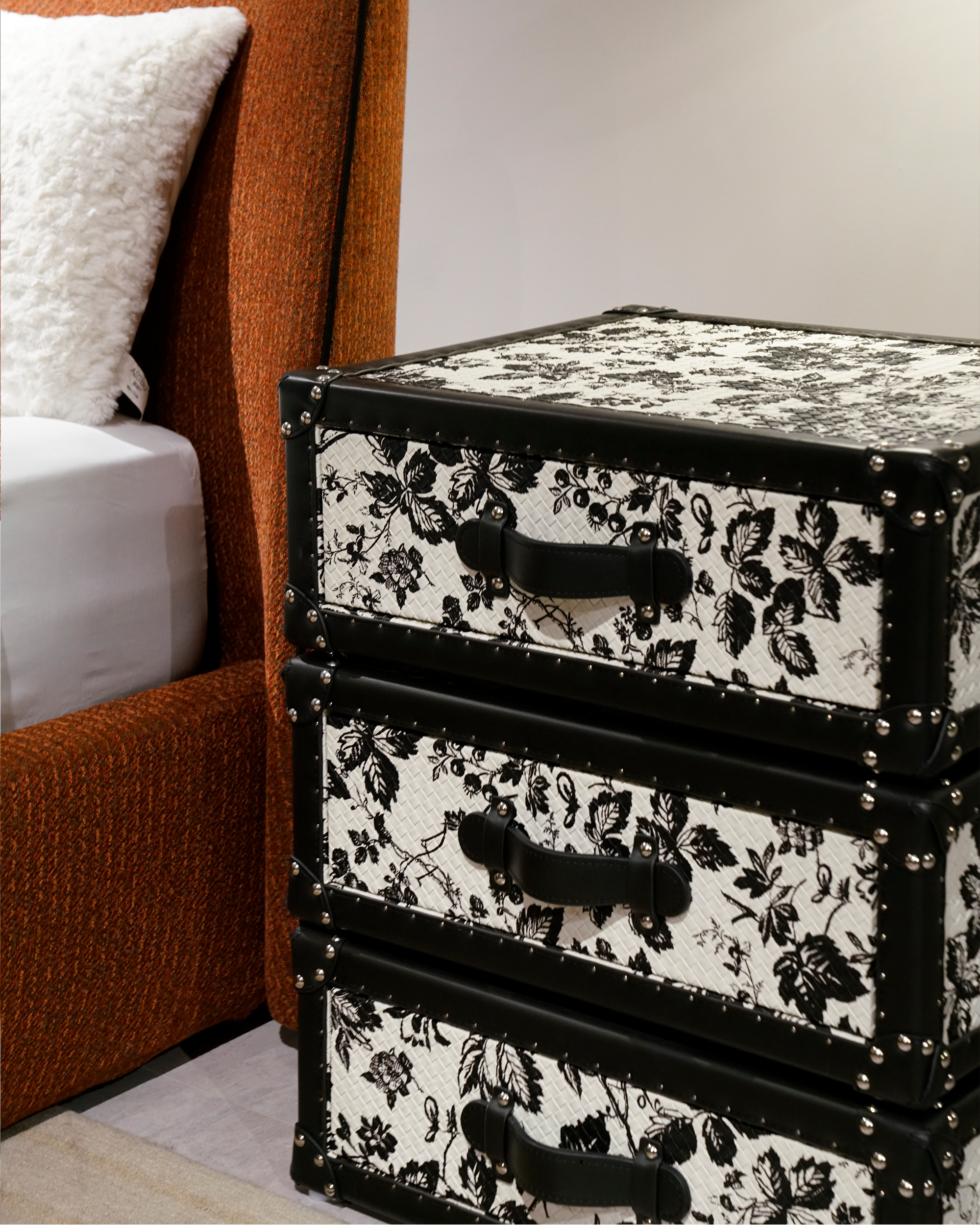 360° rotating tiers of the SIRAE monochrome full-grain leather storage cabinet