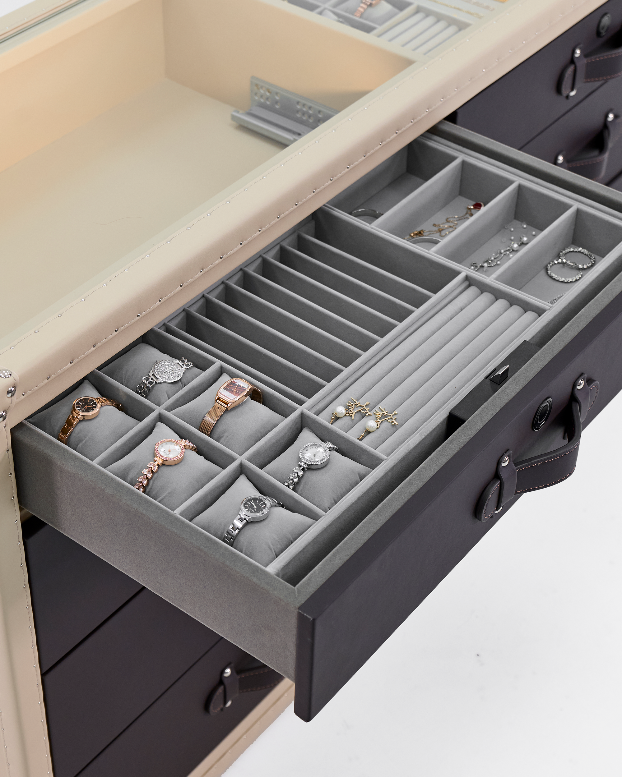 Close-up detail on the SIRAE Heritage Luxe noir & crème side cabinet
