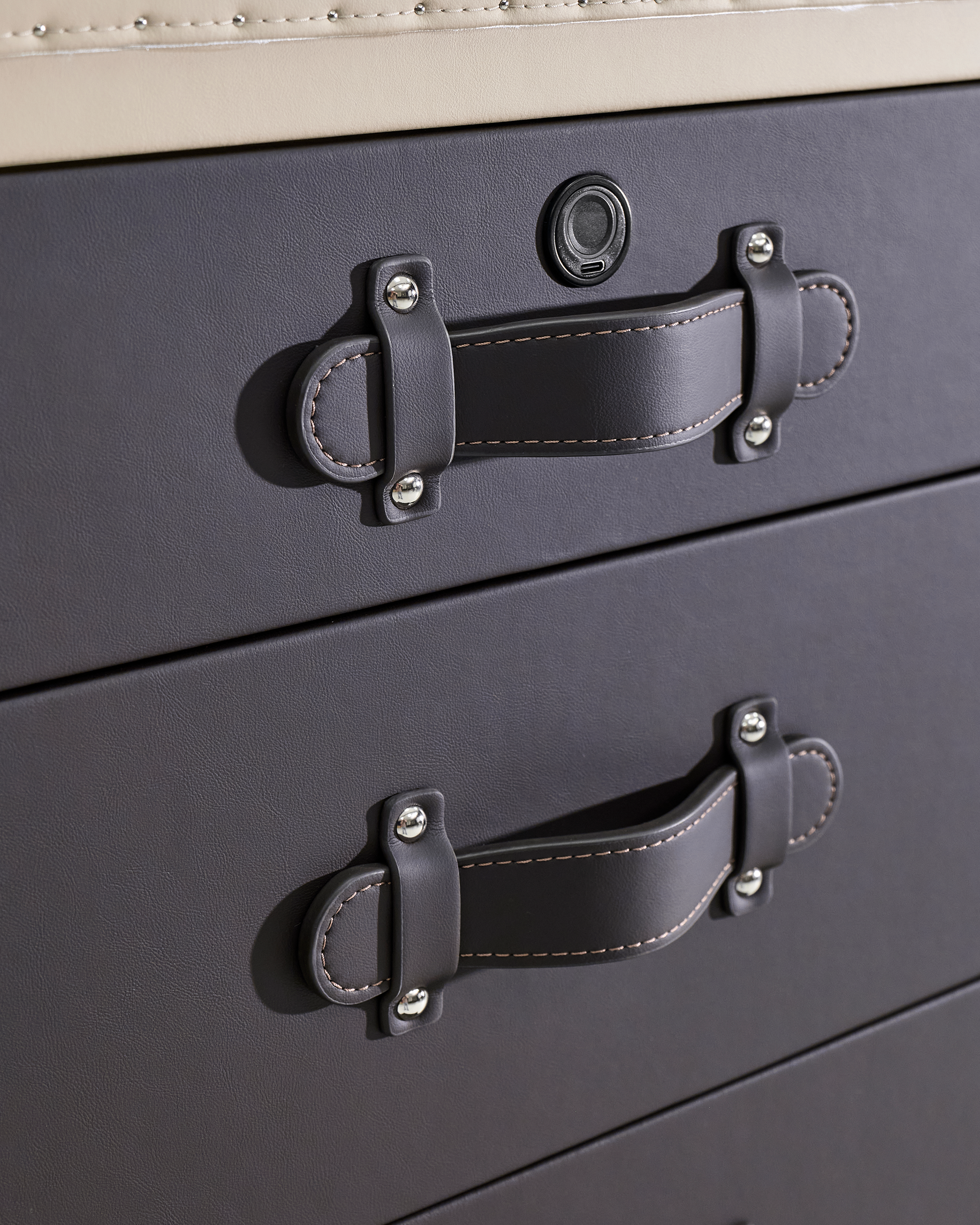 Two-tone leather texture detail on the SIRAE noir & crème side cabinet