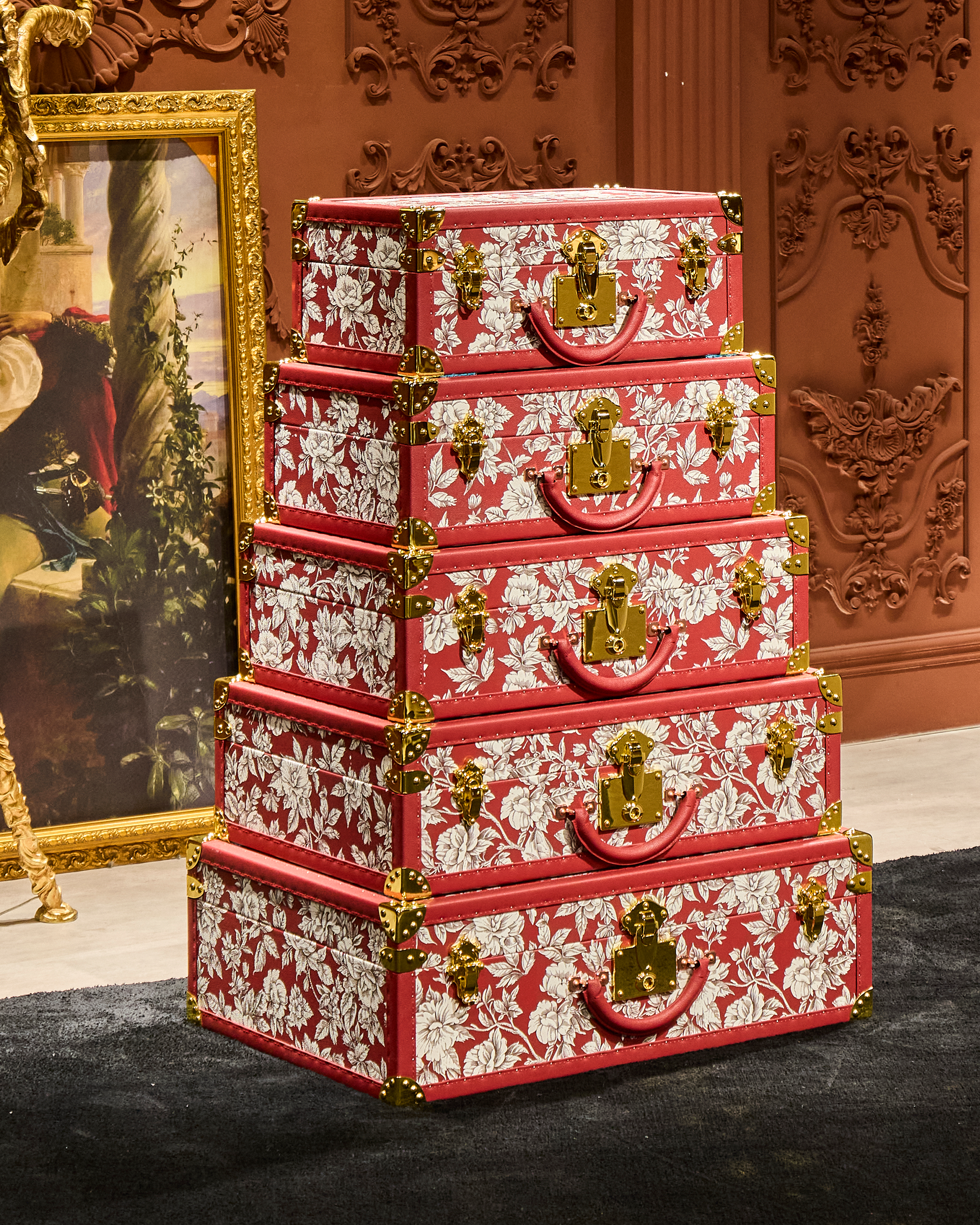 Side view of the SIRAE Heritage Luxe red tower case in a luxury Dubai setting