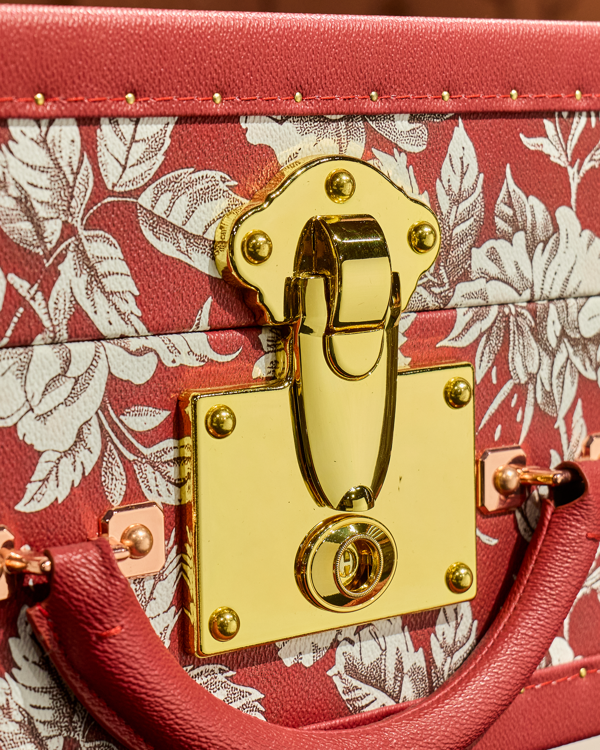 Mirror-polished hardware detail on the SIRAE Heritage Luxe red tower case