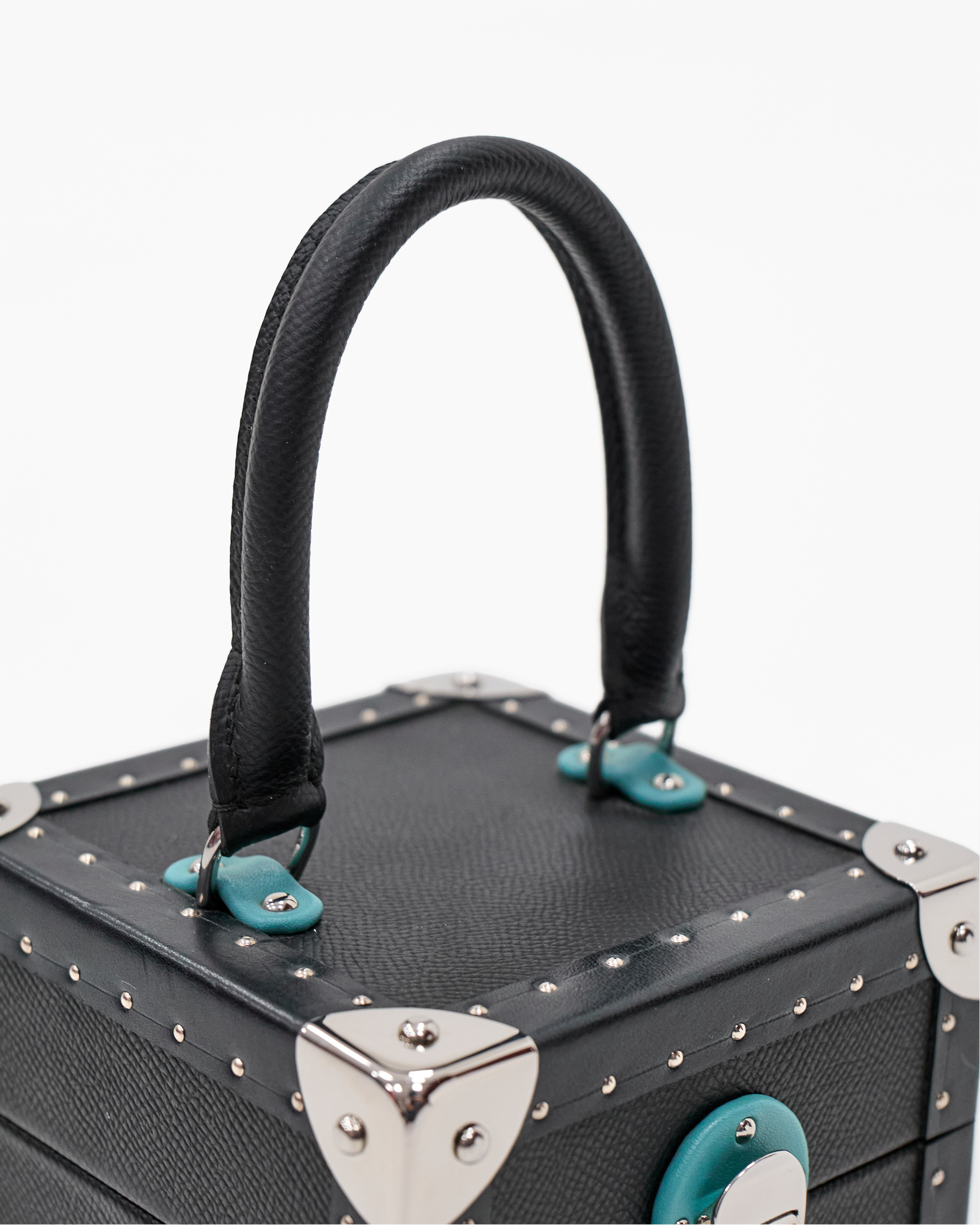 SIRAE Heritage Luxe noir travel case styled with jewelry in a luxury Dubai interior