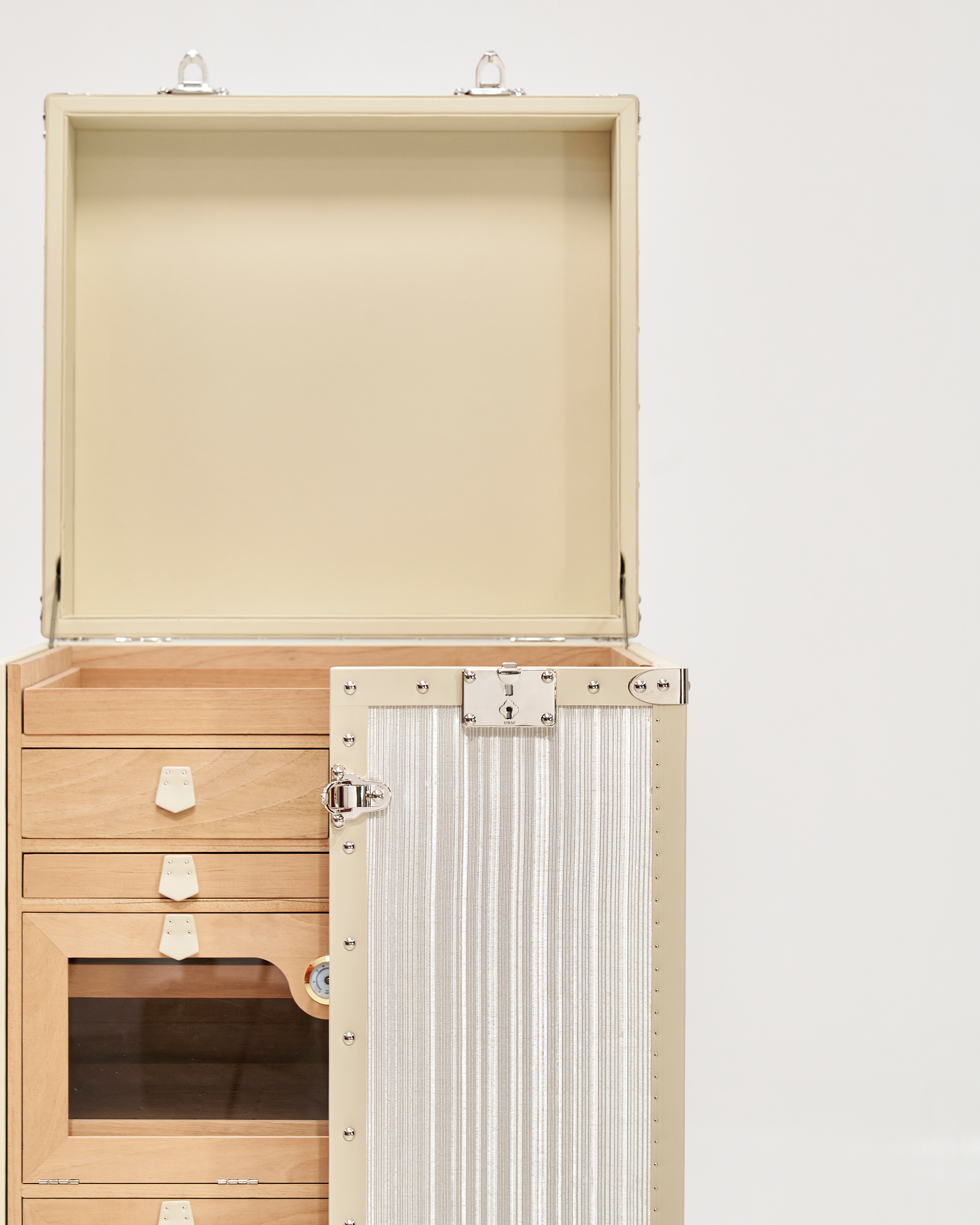 Detail of the copper wire on the frosted silver cigar humidor cabinet, Aurum Wire, SIRAE Casa Dubai