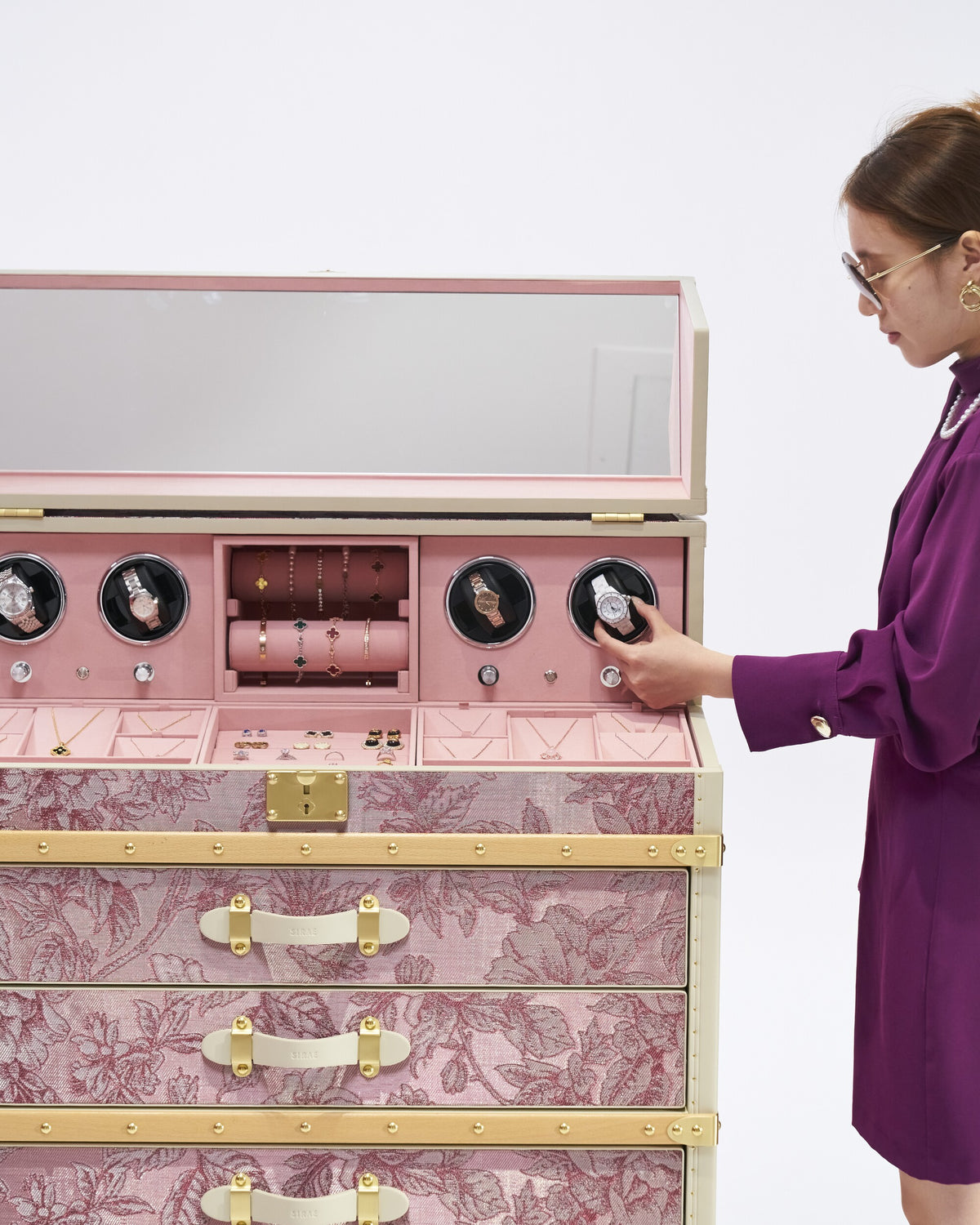 Setting an automatic watch winder under the lift-top lid, SIRAE Dubai