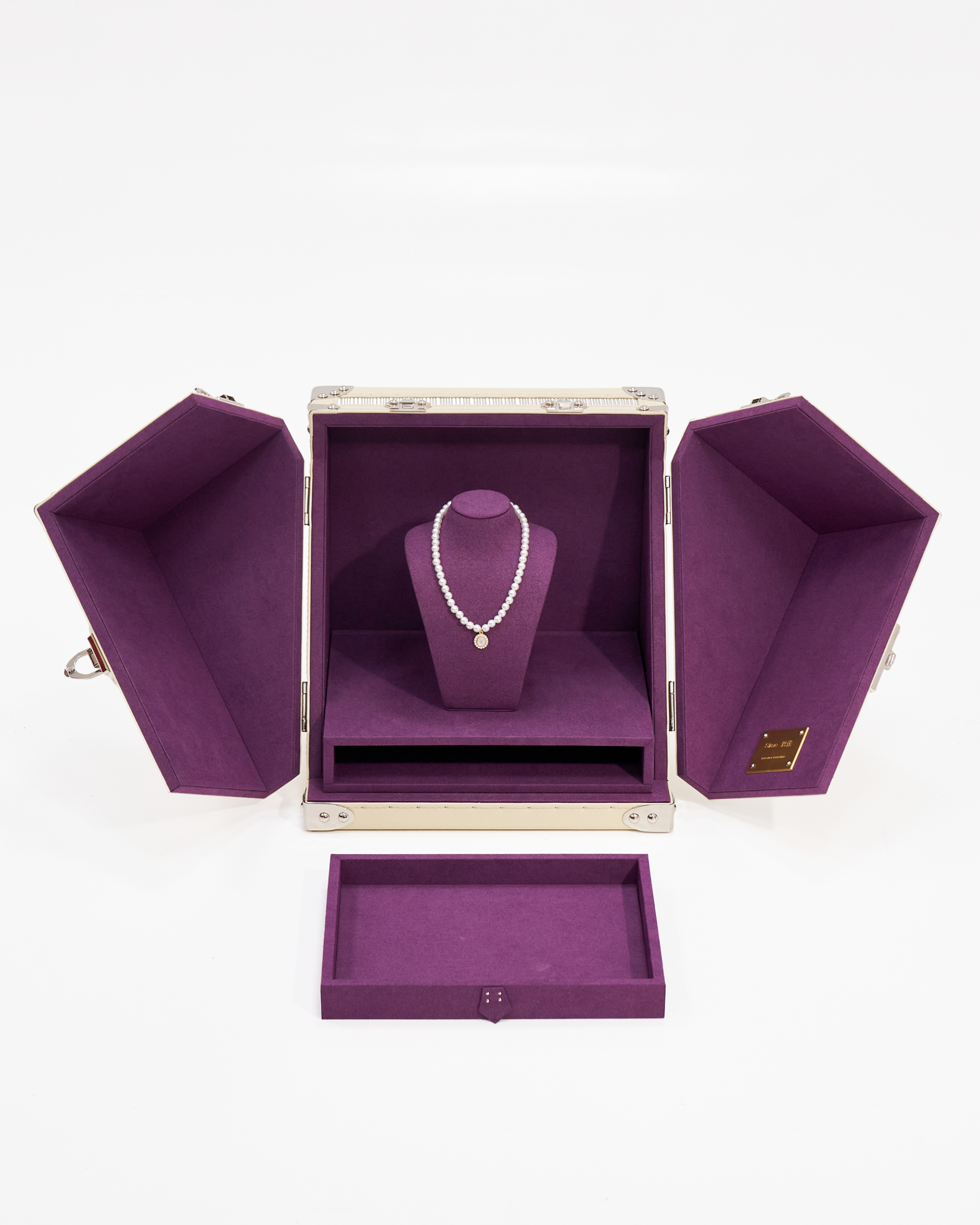 Open view of the frosted silver copper wire necklace trunk, Aurum Wire, SIRAE Casa Dubai
